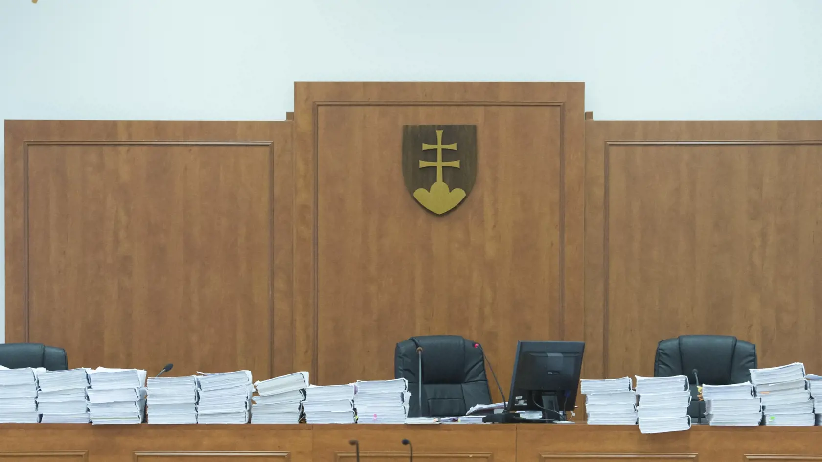 Spisy sú pripravené pred začiatkom verejného zasadnutia predbežného prejednania obžaloby vo veci vraždy novinára Jána Kuciaka a jeho snúbenice Martiny Kušnírovej na Špecializovanom trestnom súde v Pezinku 19. decembra 2019. FOTO TASR - Martin Baumann