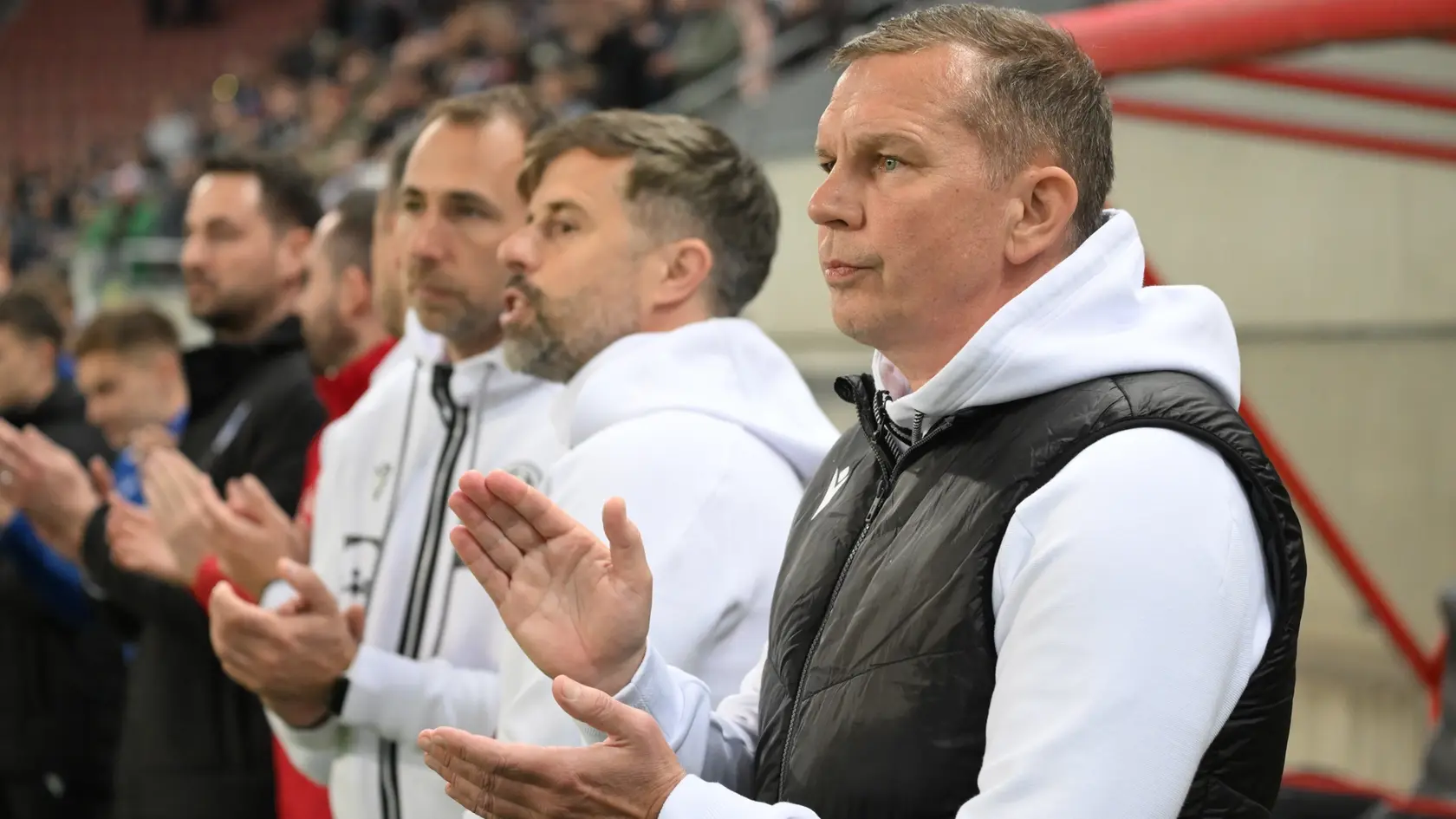 Na snímke tréner slovenskej futbalovej reprezentácie do 21 rokov Jaroslav Kentoš (vpravo) tlieska počas priateľského zápasu Slovensko 21 - Francúzsko 21 v Trnave.