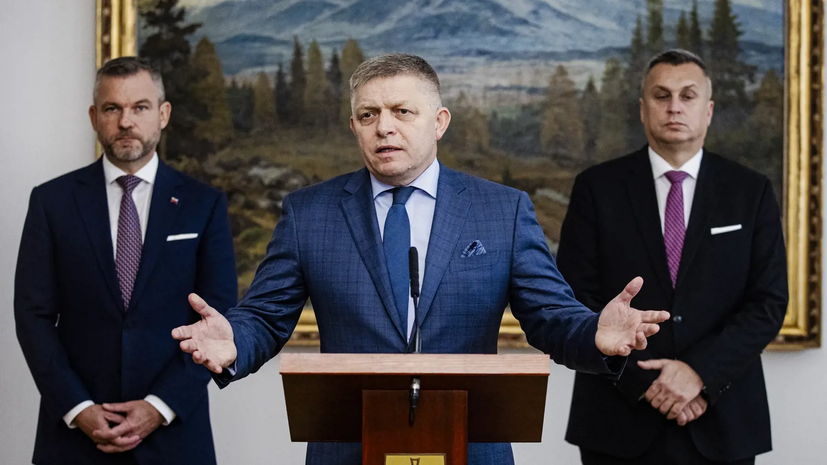 Robert Fico, Peter Pellegrini a Andrej Danko podpísali v historickej budove Národnej rady Slovenskej republiky Memorandum o porozumení, ktoré je základom pre vytvorenie koalície.