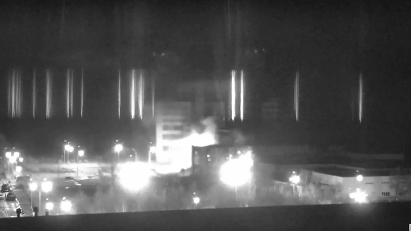 Ruské jednotky zaútočili v piatok v skorých ranných hodinách na jadrovú elektráreň v Záporoží, pričom stanica CCTV zachytila ​​divokú prestrelku medzi Putinovým vojskom a ukrajinskými obrancami, ktorá vyvolala požiar v šesťposchodovej výcvikovej budove neďaleko hlavného komplexu.