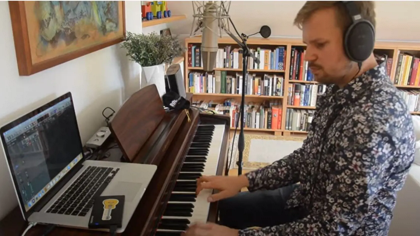 Martin Chodúr muzicíruje na každom poschodí svojho domu v Beskydoch, plného hudobných nástrojov umeleckých diel.