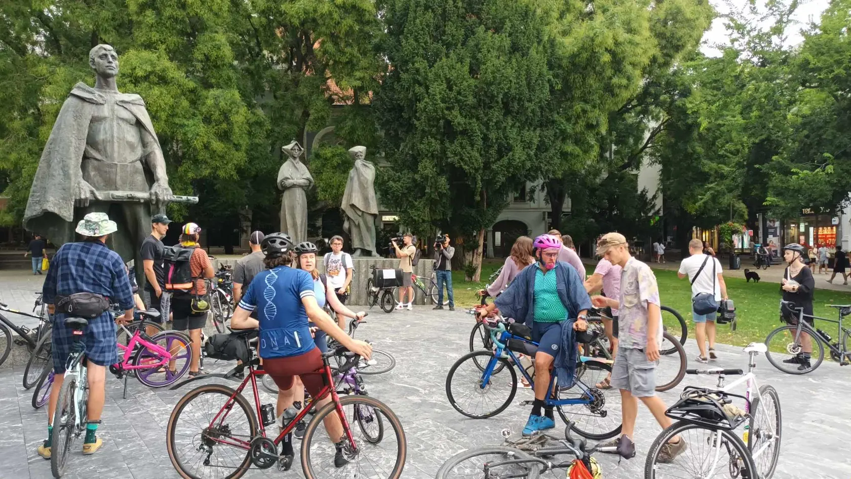 Demonštrácia proti ministerke kultúry Martine Šimkovičovej. Demonštranti prišli na bicykloch a v netradičných outfitoch.