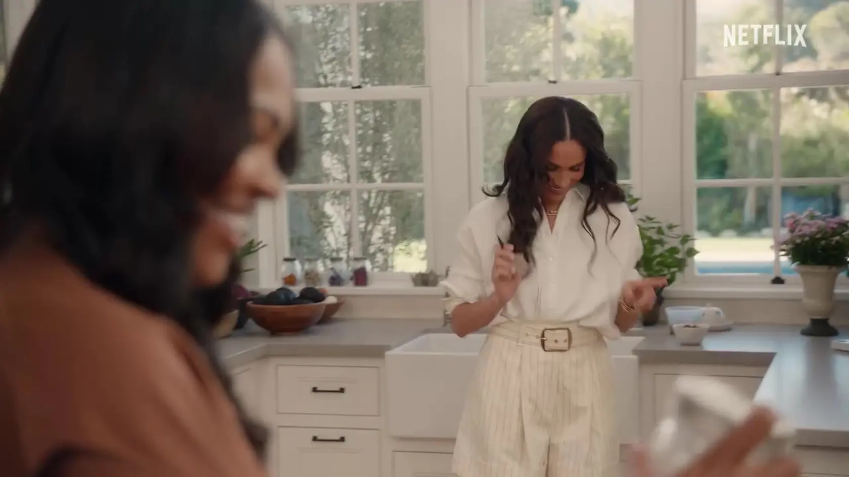 Meghan Markle má vlastnú kulinársku šou na Netflixe. Osemdielna séria bola natočená vo vile za 6 miliónov eur. Dom vlastní vplyvná rodina Cipolla z Montecita. Vila je len 3 kilometre od domova Sussexovcov za 13 miliónov eur.