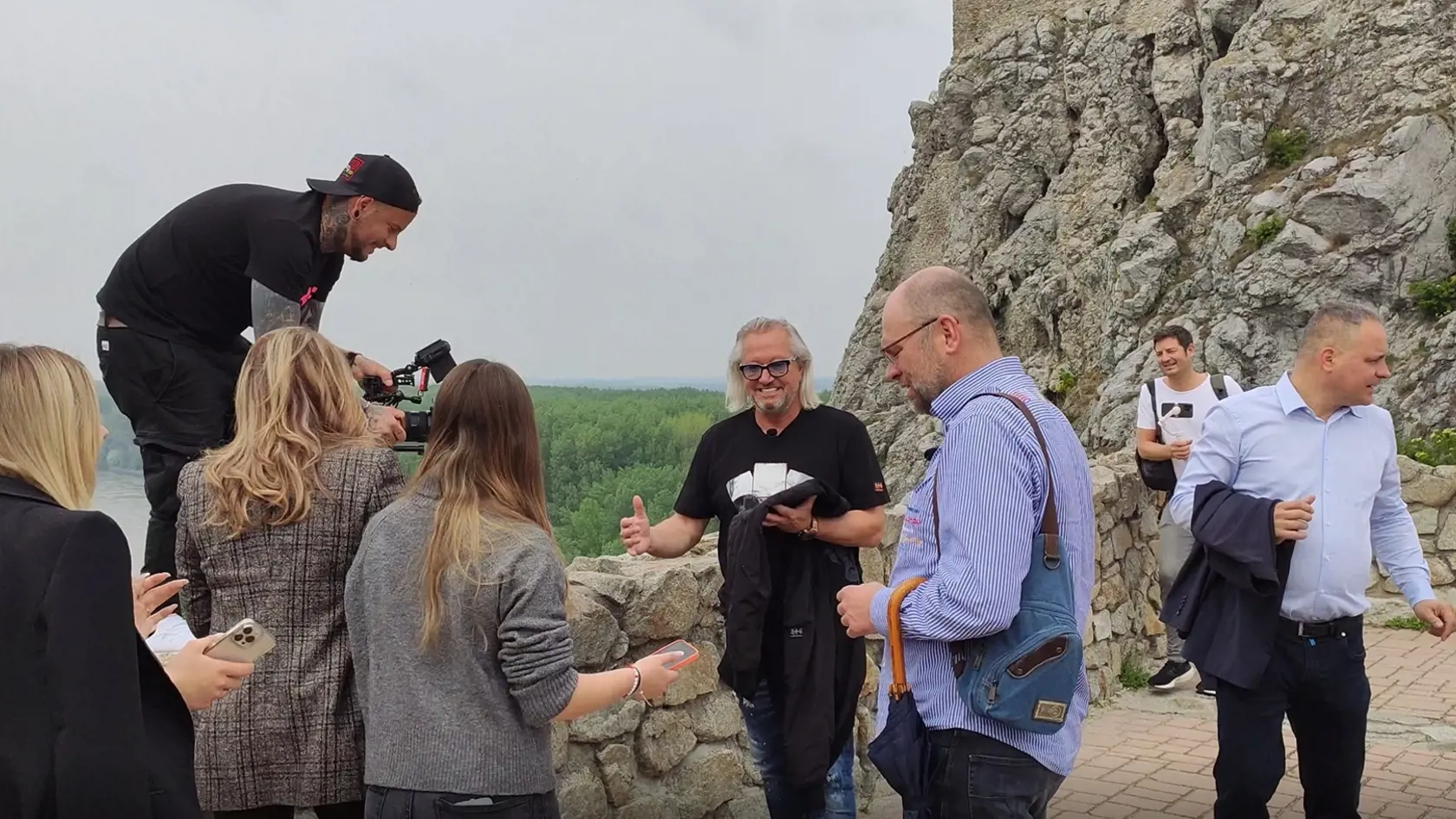 Robert sa zľakol, že si ruku zašpinil od vtáčieho trusu, no R. Sulík ho upokojoval, že zrejme ide len o nános z kameňa.