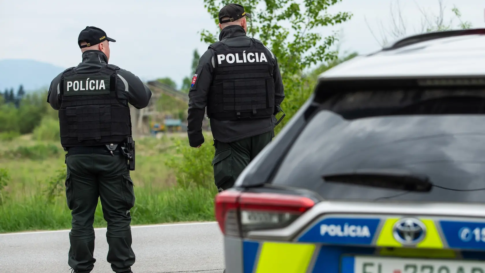 Na snímke policajné kontroly a prehľadávanie áut pri výjazde z mesta Vrútky v okrese Martin v stredu 7. mája 2025. výjazdoch z Martina zastavujú a prehľadávajú autá.