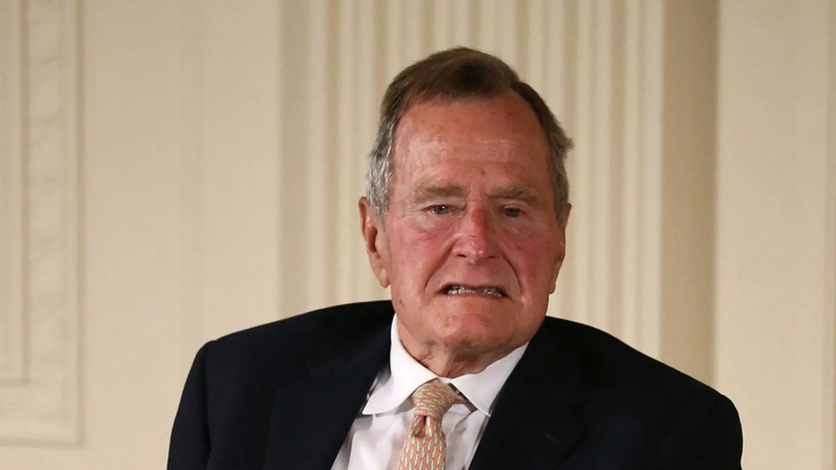 Bývalý americký prezident George H. W. Bush čelí obvineniam z neprimeraných dotykov.