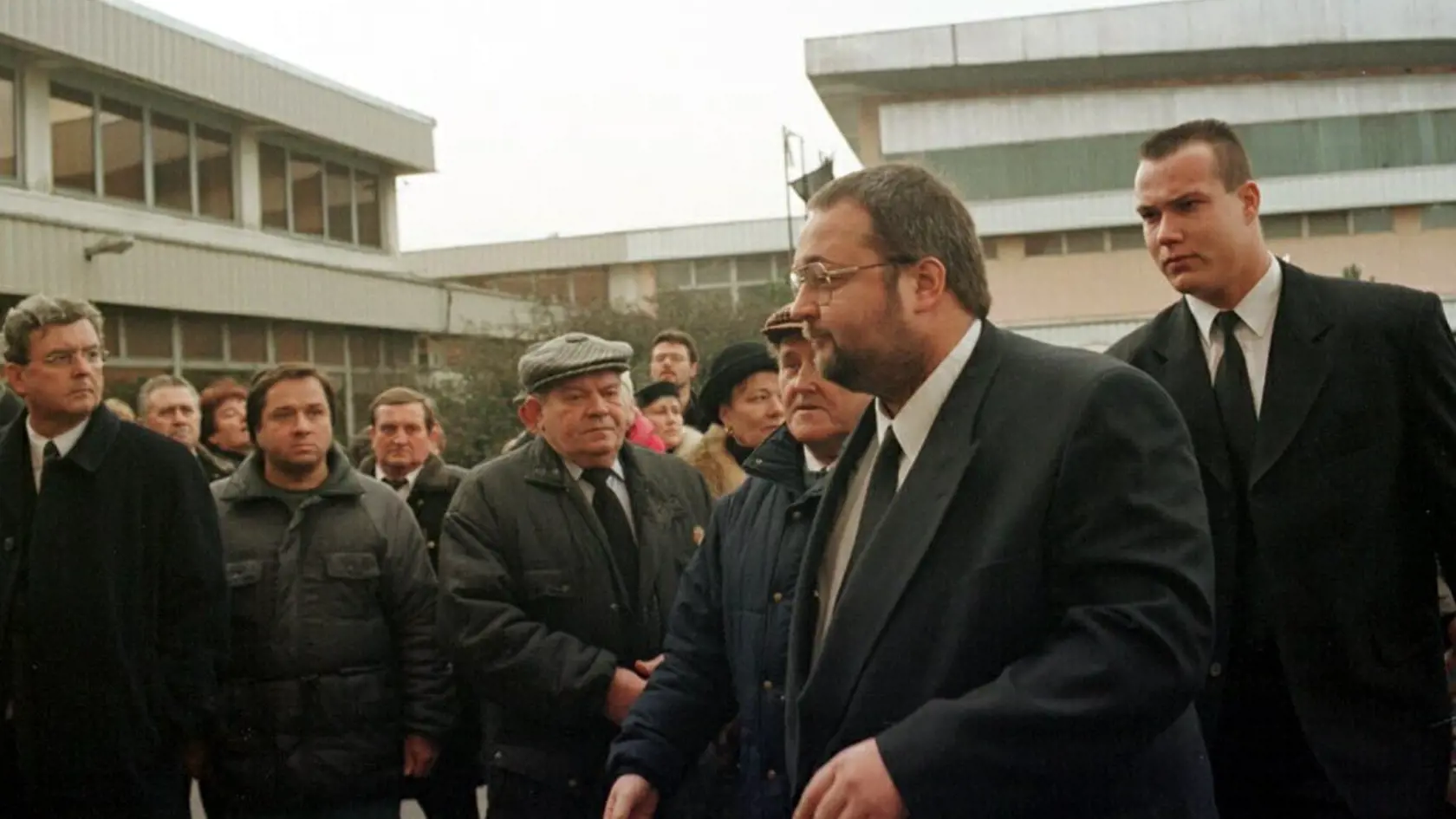 Posledná rozlúčka s exministrom hospodárstva a  bývalým generálnym riaditeľom SPP Jánom Duckým   15. januára 1999 v Bratislave. Na miesto poslednej rozlúčky prichádza poslanec NR SR Ivan Lexa, bývalý šéf SIS.