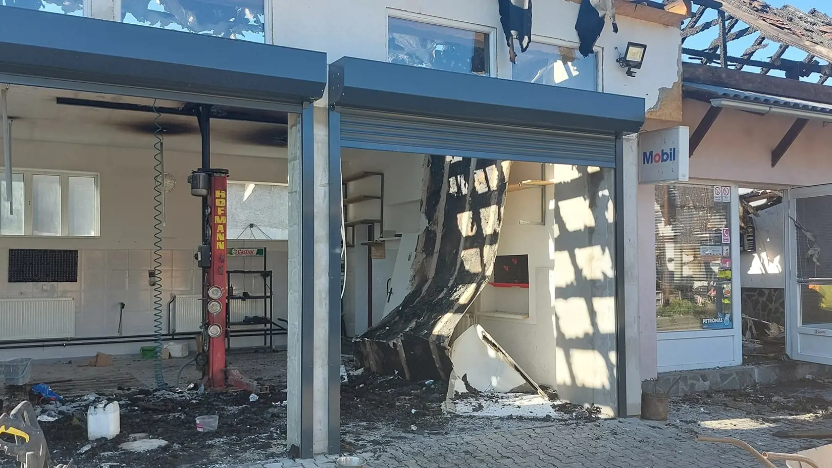 “Požiar zapríčinil zhorenie strechy týchto nehnuteľností, pričom jeho rozšírenie malo za následok aj zhorenie a obhorenie zariadenia a vecí, ktoré sa v budovách nachádzali. Majiteľovi vznikla škoda, ktorá bola predbežne vyčíslená na 110-tisíc eur. V súvislosti s požiarom bolo začaté trestné stíhanie vo veci zločinu poškodzovania cudzej veci,” uviedla polícia.