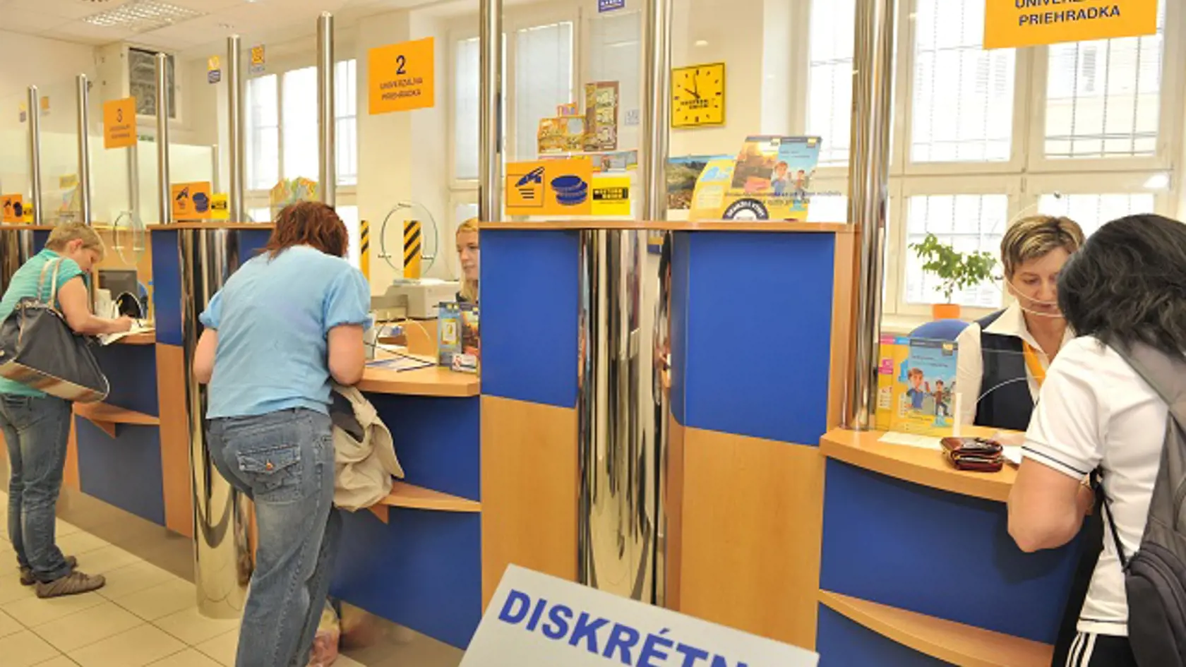 Pošta od dnes dvíha poplatky, priplatíme si za listy aj šeky.
