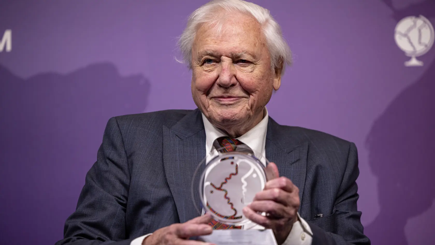 Sir David Attenborough je britský prírodovedec, dokumentarista a televízny moderátor.