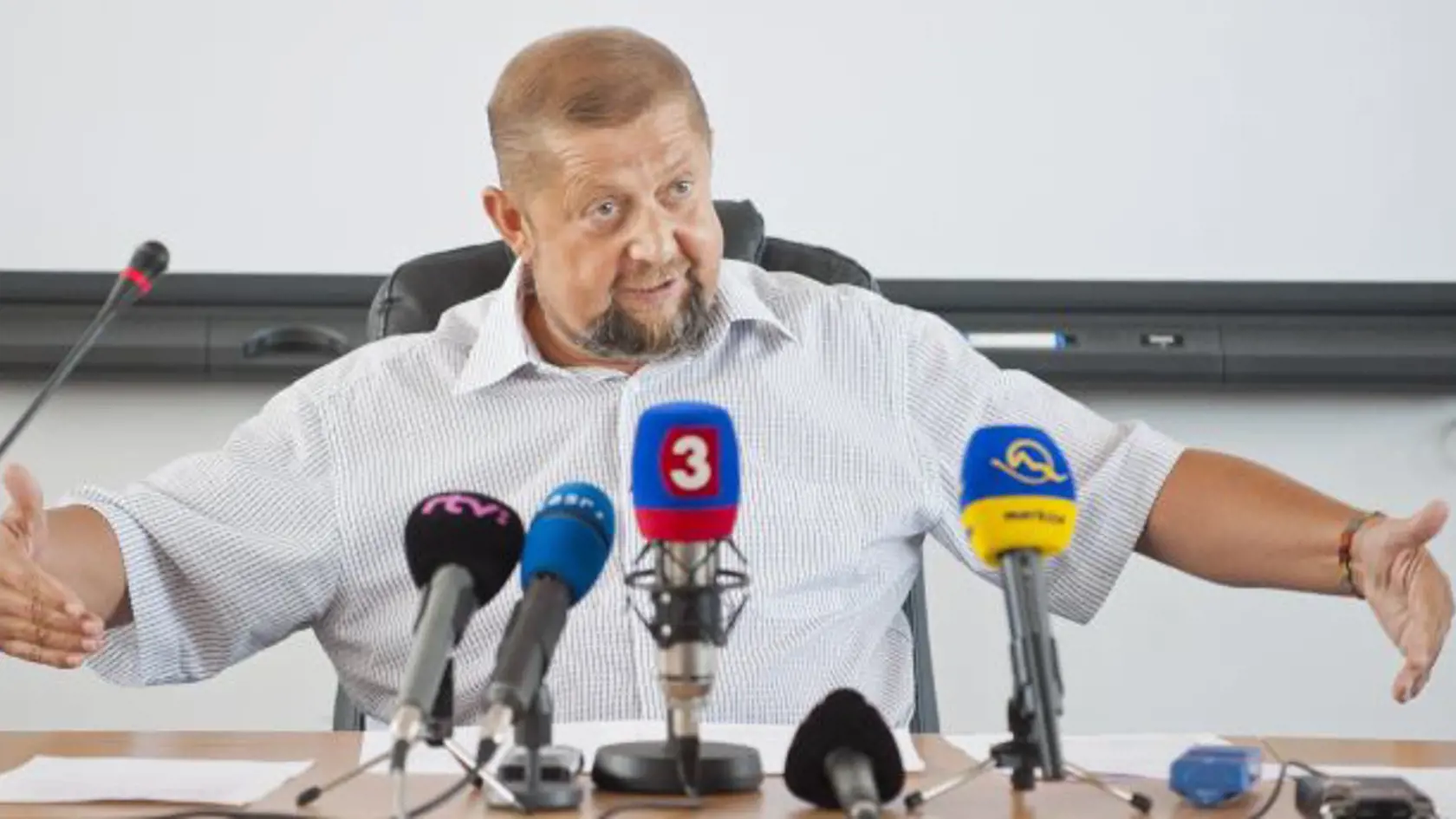 Tlaèová konferencia predsedu Najvyššieho súdu Slovenskej republiky Štefana Harabina na tému: Predloženie originálnych zmlúv a listín ku kúpe bytu na Záhradníckej ulici, ktoré vyvracajú krivé obvinenie vznesené poslancom Miroslavom Beblavým, v  Bratislave 1. augusta 2012.