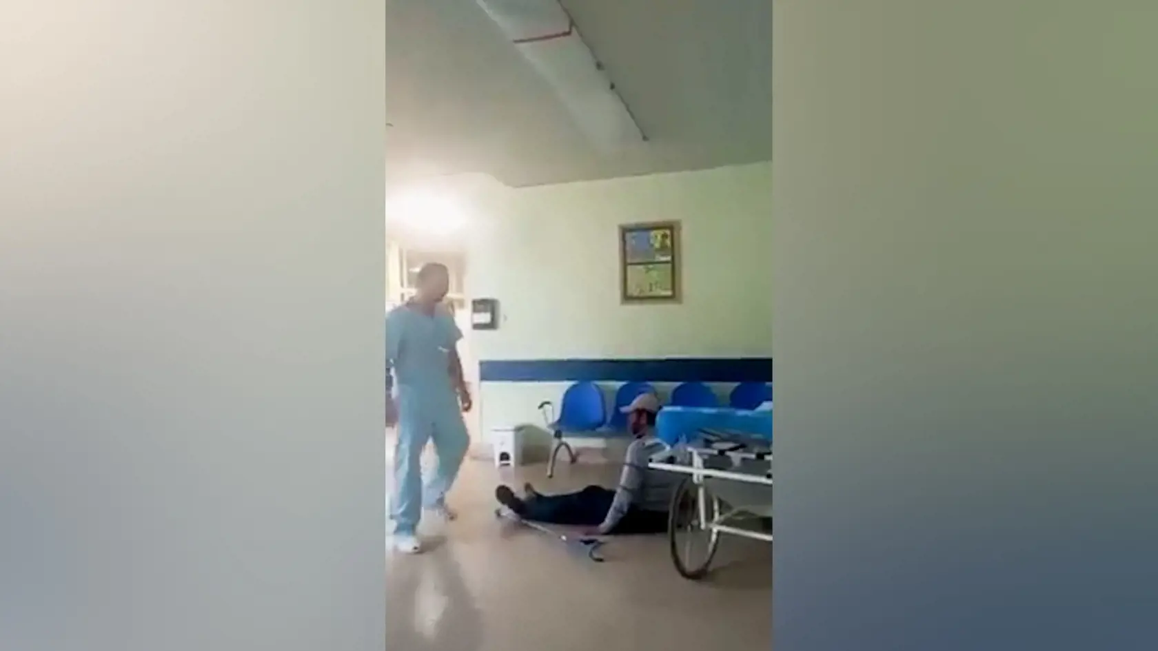 Neľudské správanie zdravotníka voči invalidnému mužovi.