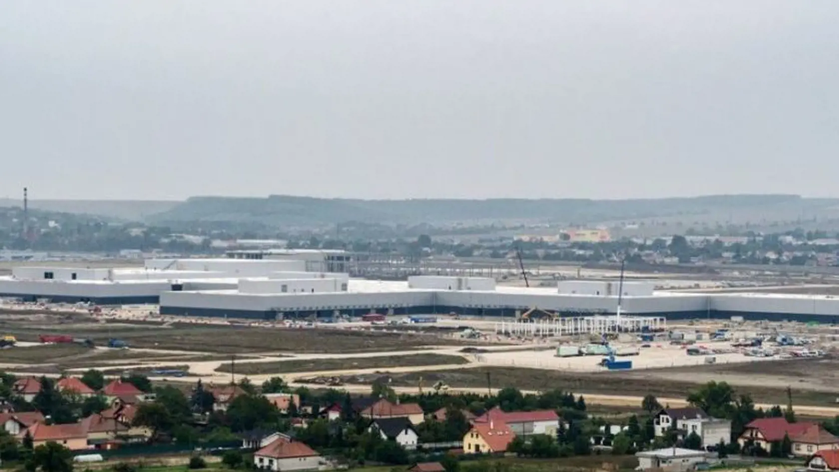 Výstavba závodru Jaguar Land Rover pod Zoborom utešene napreduje.