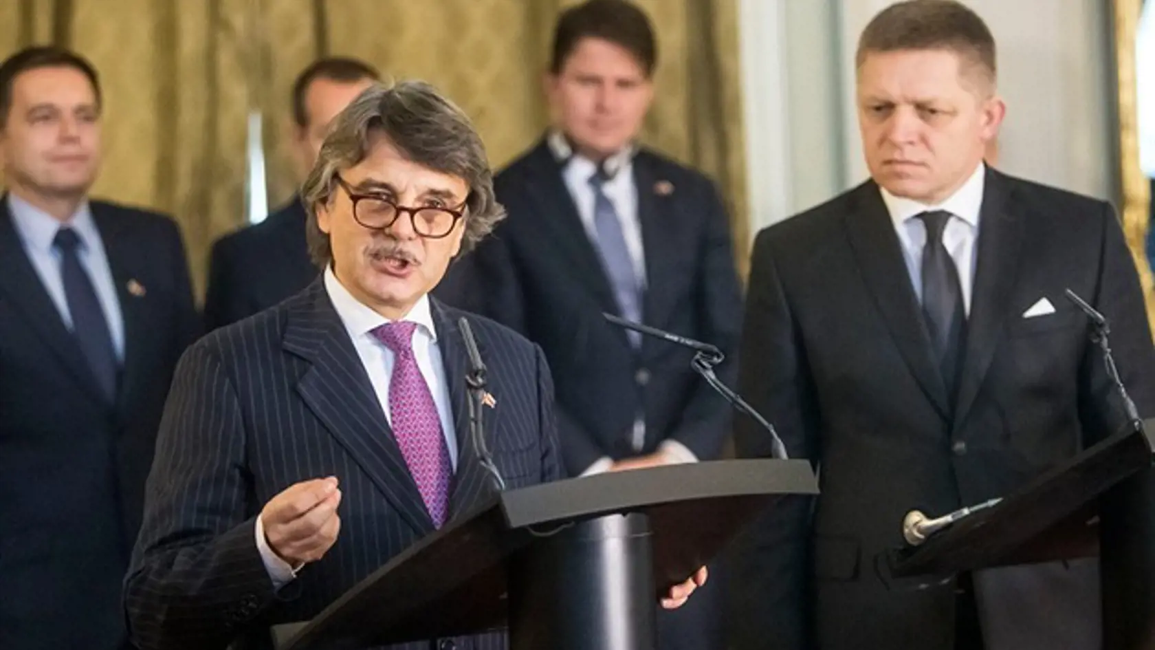 Šéf spoločnosti Jaguar Land Rover Ralf Speth sľuboval zamestnancom automobilky v Nitre nadpriemerné mzdy. Realita však bude zrejme iná.