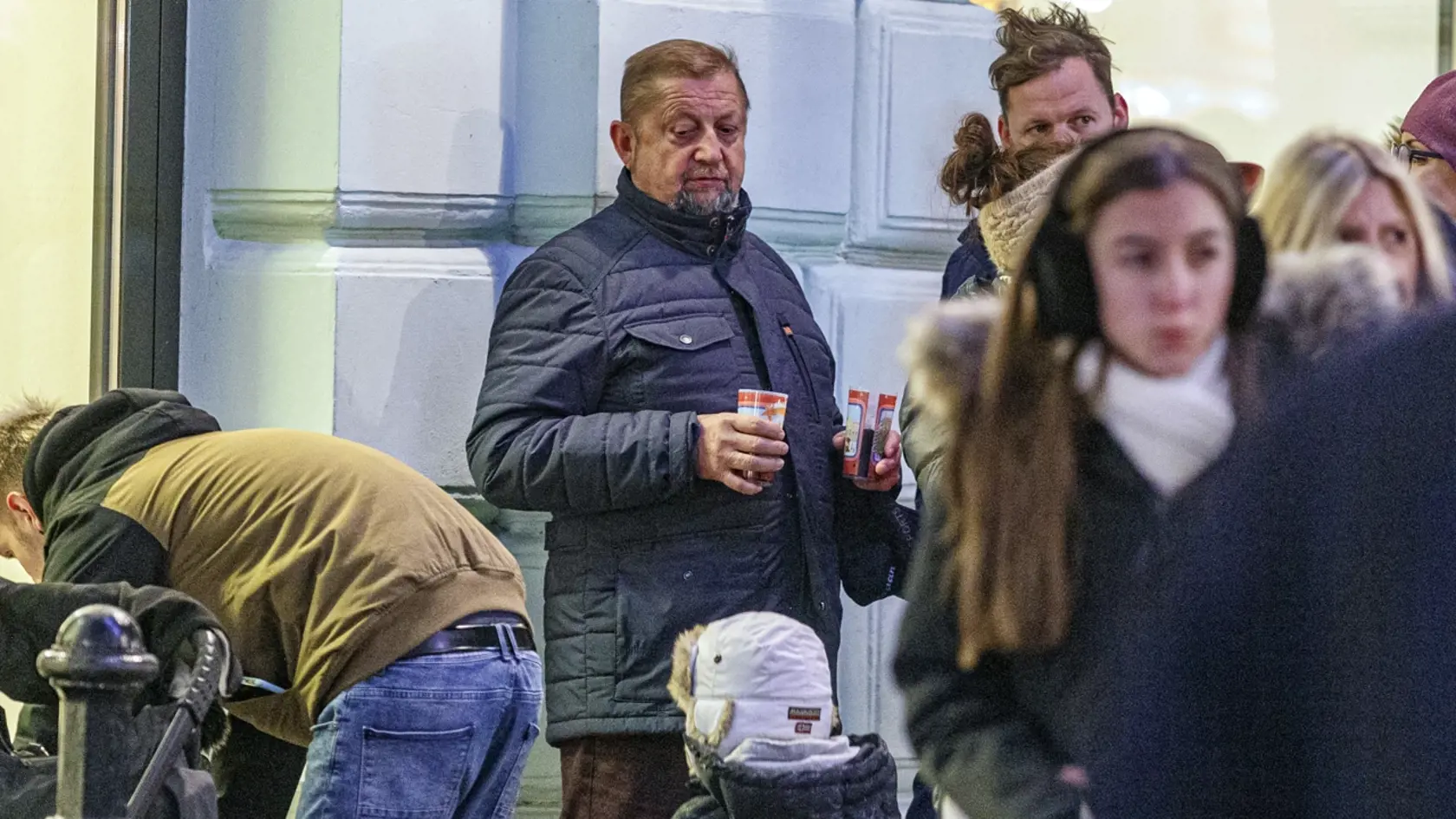 Volebný líder politickej strany Vlasť Štefan Harabin, počas prechádzky s rodinou na bratislavských Vianočných trhoch. Dal si aj pohárik vareného vínka.