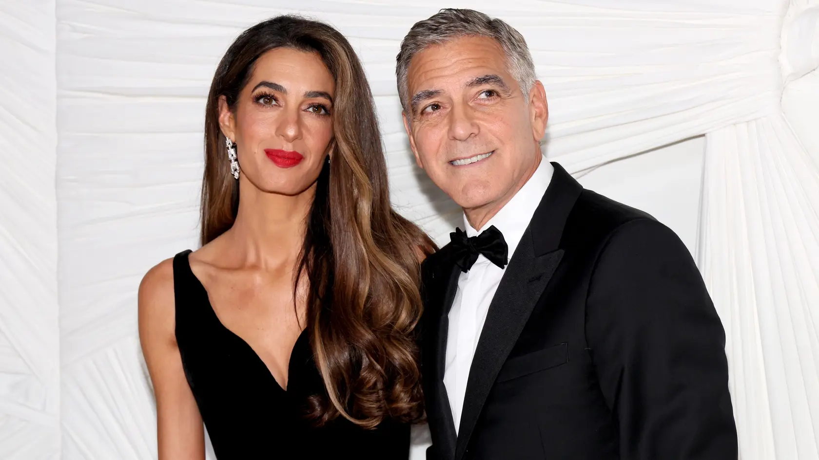 Na snímke Amal Clooney s manželom.