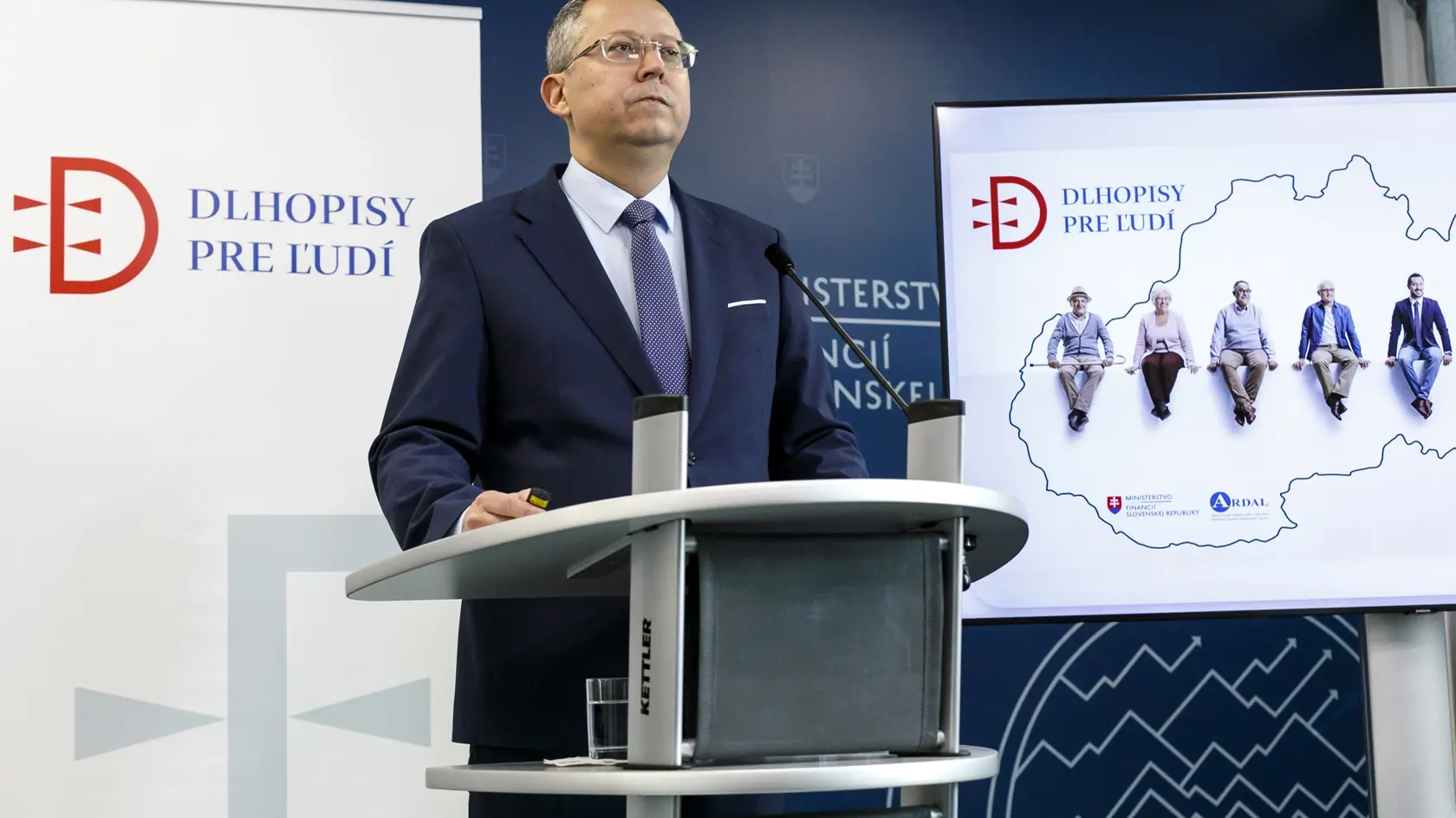 Na snímke minister financií SR Ladislav Kamenický (Smer-SD) počas tlačovej konferencie na tému dlhopisy pre ľudí sú pripravené. V Bratislave 28. februára 2025.
