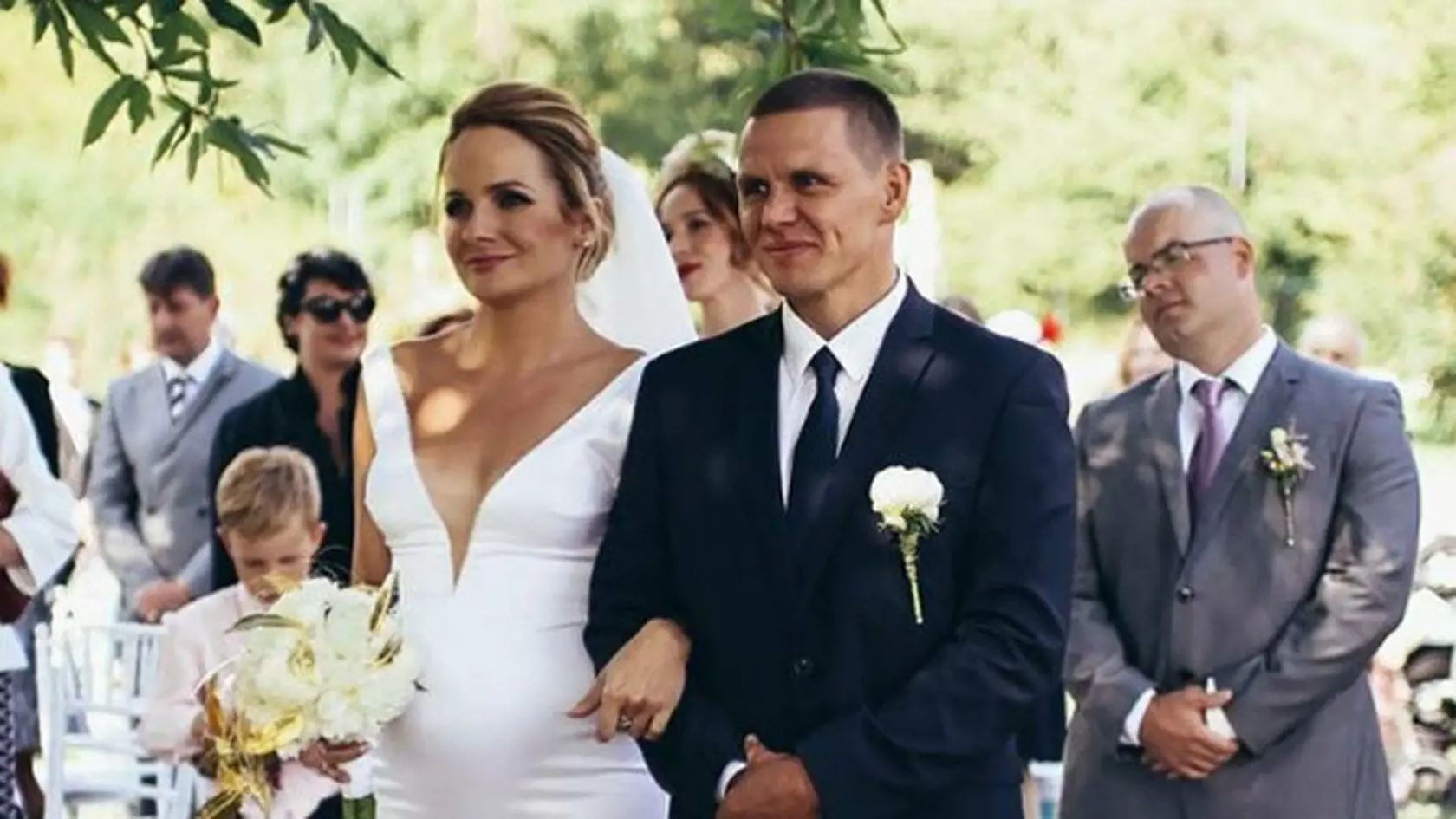 Herecká dvojica sa vzala v kruhu najbližších a svadobný deň sa im podarilo utajiť.