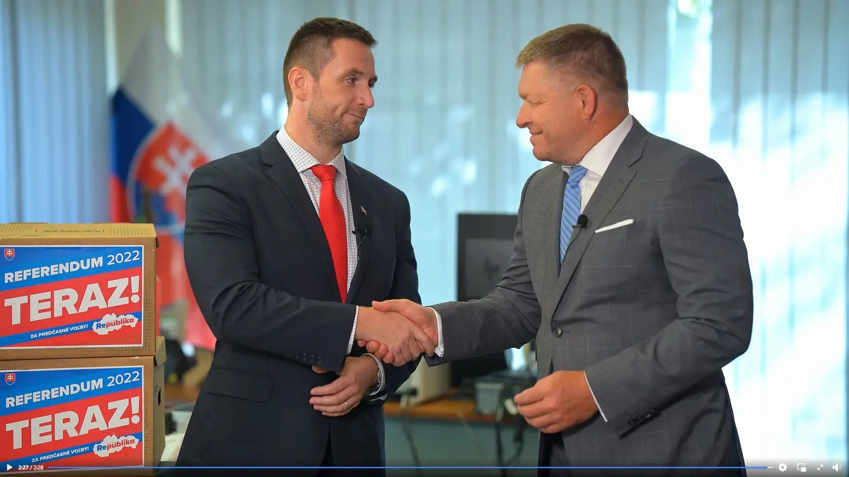 Spolupráca: Smeru pomáhalo zbierať podpisy za referendum o predčasných voľbách aj mimoparlamentné hnutie Republika. Šéfovia strán Robert Fico a Milan Uhrík si preto na znak úspešnej spolupráce podali vo videu ruky. Všimnite si zladené kravaty s referendovými škatuľmi aj ich rovnaké založenie rúk.