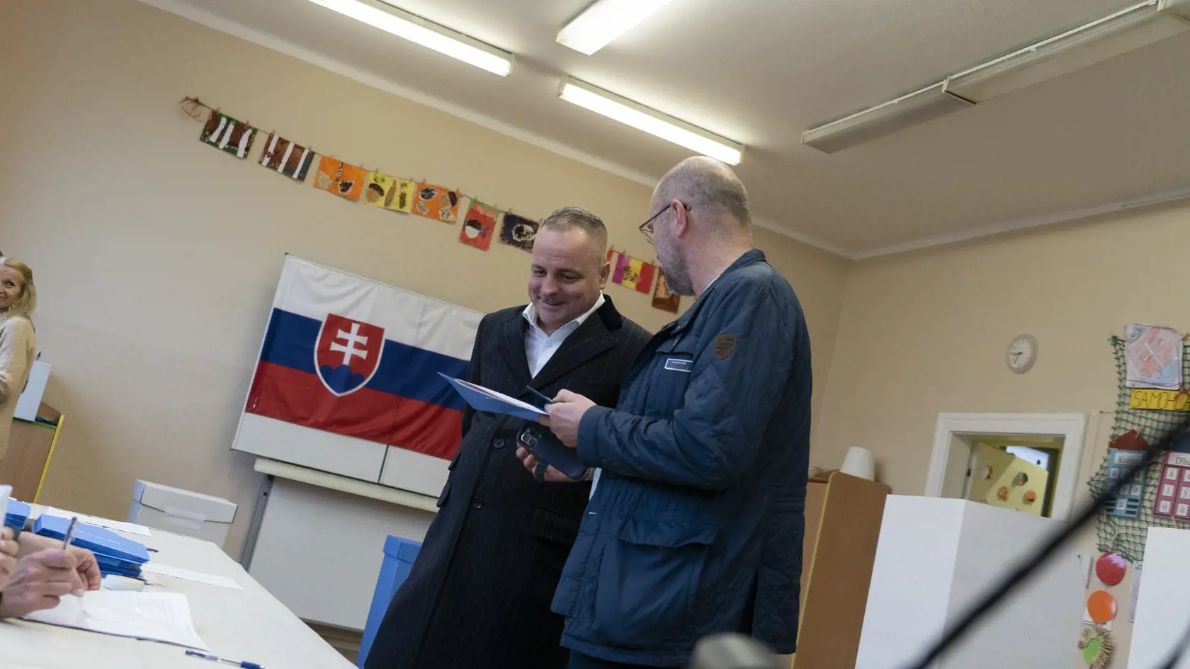 Predseda strany SaS Richard Sulík sa vybral k volebnej urne spolu s kandidátom na bratislavského župana Jurajom Drobom.