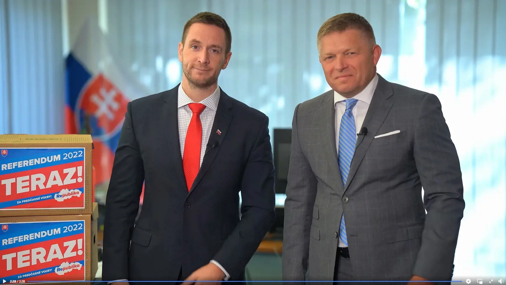 Spolupráca: Smeru pomáhalo zbierať podpisy za referendum o predčasných voľbách aj mimoparlamentné hnutie Republika. Šéfovia strán Robert Fico a Milan Uhrík si preto na znak úspešnej spolupráce podali vo videu ruky. Všimnite si zladené kravaty s referendovými škatuľmi aj ich rovnaké založenie rúk.