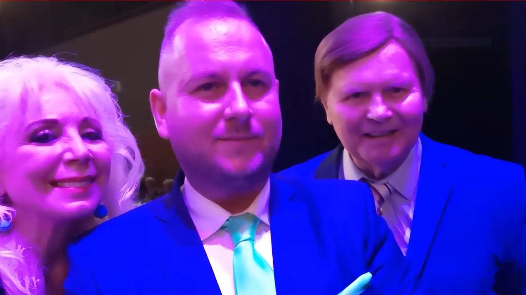 Podarená trojica: Spasiteľ umelcov Repete generácie Martin Jakubec na zábere s Božankou a Dušanom Grúňom. Aj oni na nové piesne žiadali finančný príspevok.