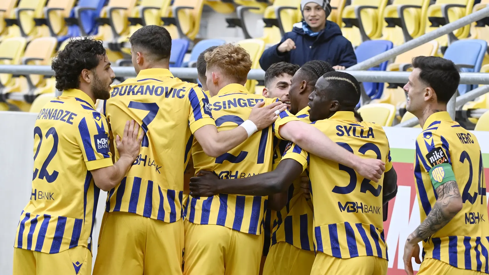Na snímke futbalisti Dunajskej Stredy sa tešia z gólu.