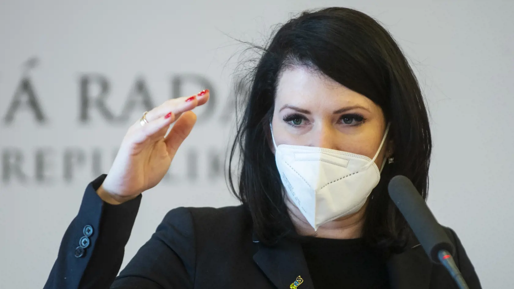 Poslankyňa Jana Bittó Cigániková (SaS) počas tlačovej konferencie. Dnes sa potešila návšteve premiéra Eduarda Hegera a ministra vnútra Romana Mikulca.