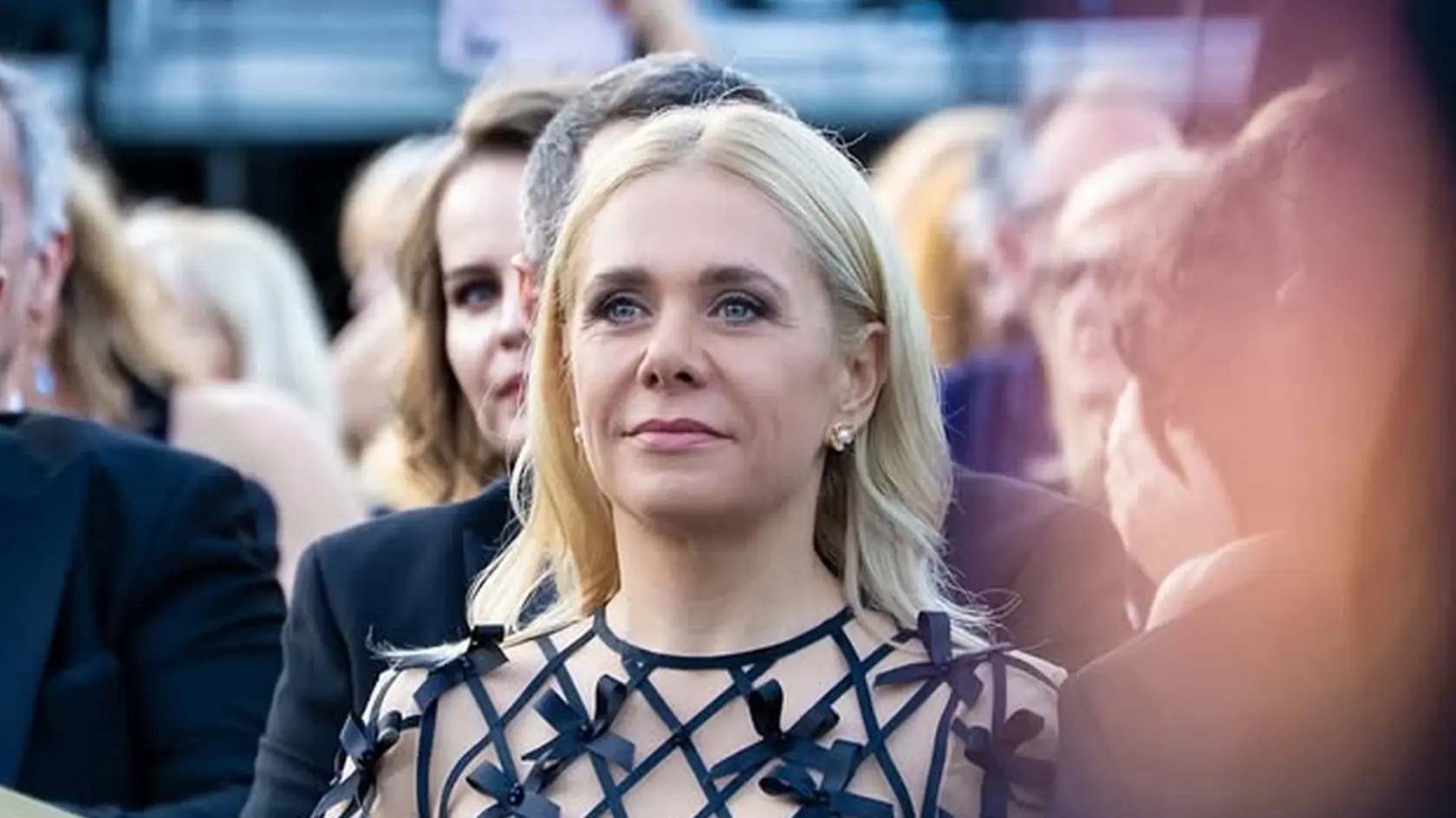 Denisa Saková bola na koncerte v nádherných čiernych šatách so zaujímavým detailom v oblasti dekoltu, ktorý jej dodal doslova dievčenský šmrnc. 