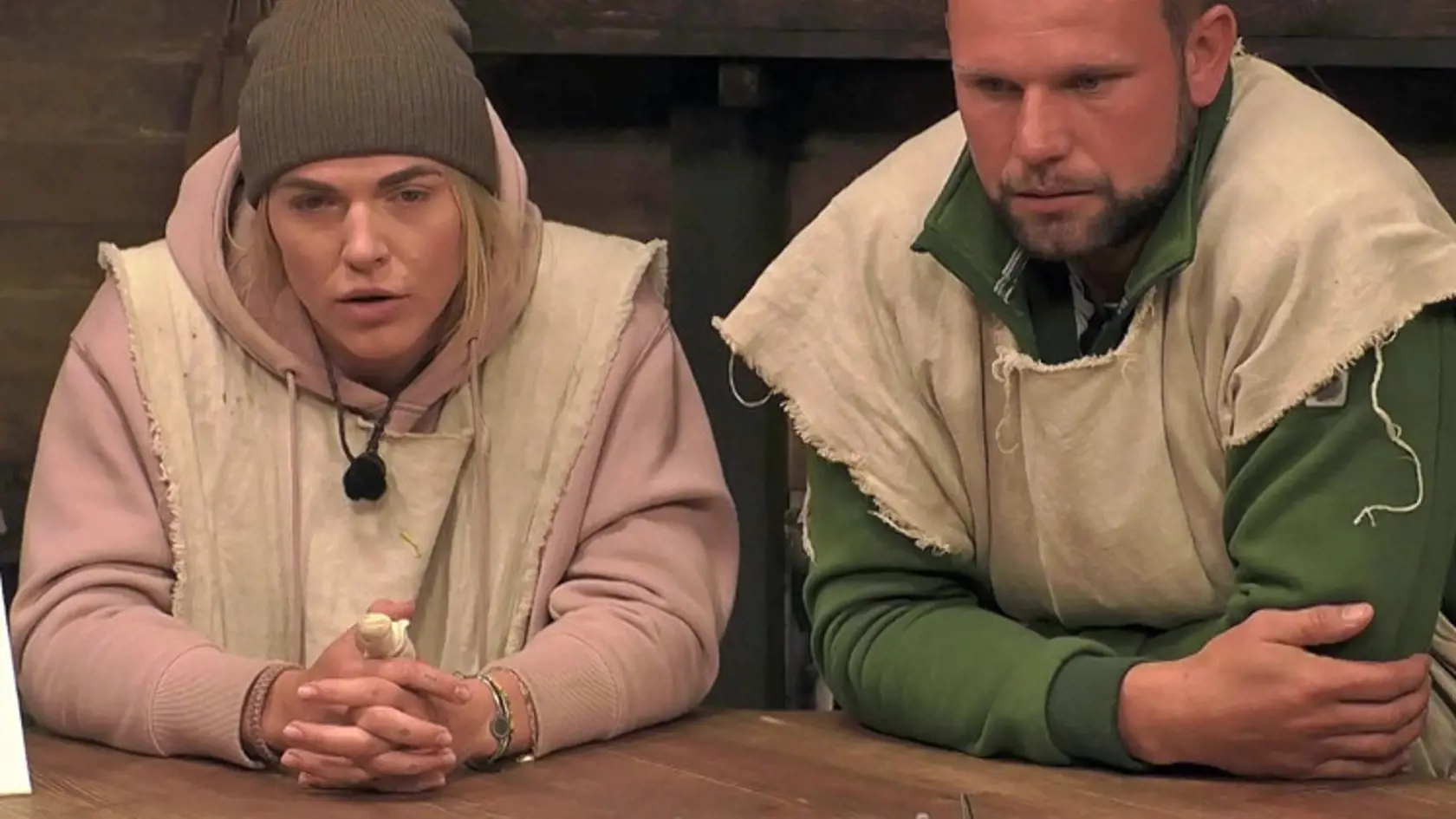 Je tehotná?:
Farmárka Dagmar sa už dva dni cíti veľmi zle. Má nevoľnosti a najmä má neustále nutkanie na vracanie. Michal reagoval najprv so smiechom, či nie je tehotná, na čo Dagmar reagovala tak, ako pravdepodobne nečakal…Ostala poriadne zneistená, okomentovala to, že ak by skutočne bola tehotná, bola by to poriadna sranda. Čo myslíte, mohlo sa to stať?