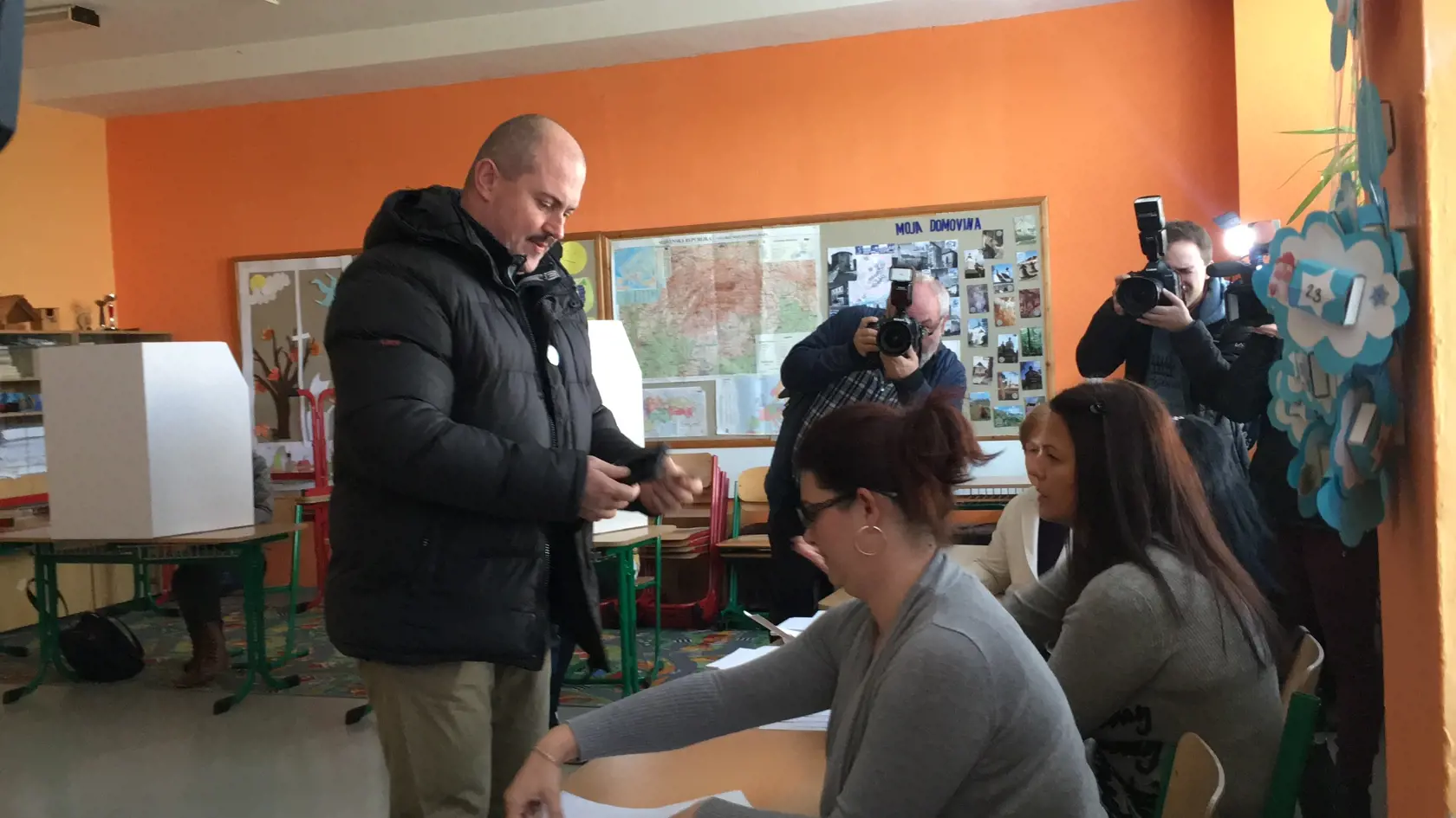 O druhej popoludní odvolil aj Marián Kotleba s manželkou Frederikou a 1,5 ročným synom.