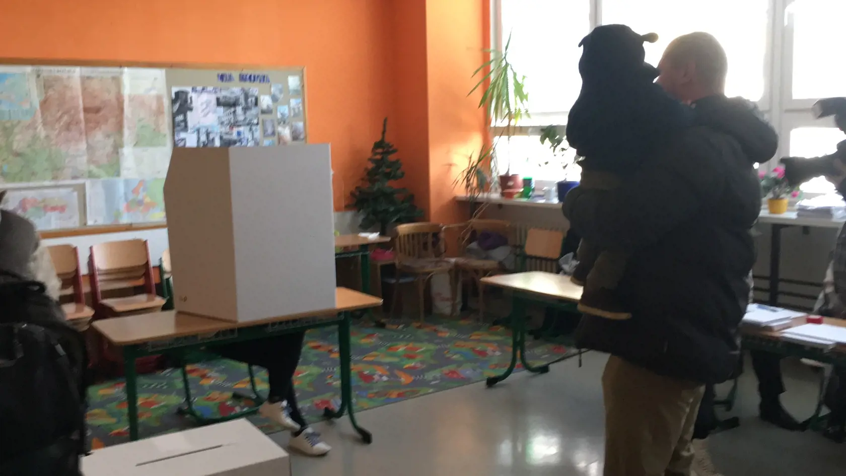 O druhej popoludní odvolil aj Marián Kotleba s manželkou Frederikou a 1,5 ročným synom.