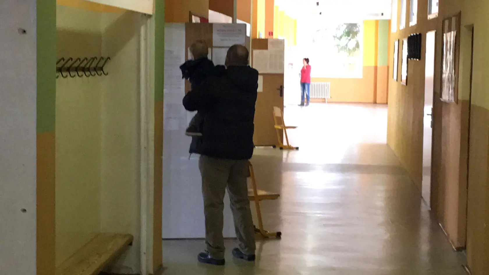 O druhej popoludní odvolil aj Marián Kotleba s manželkou Frederikou a 1,5 ročným synom.