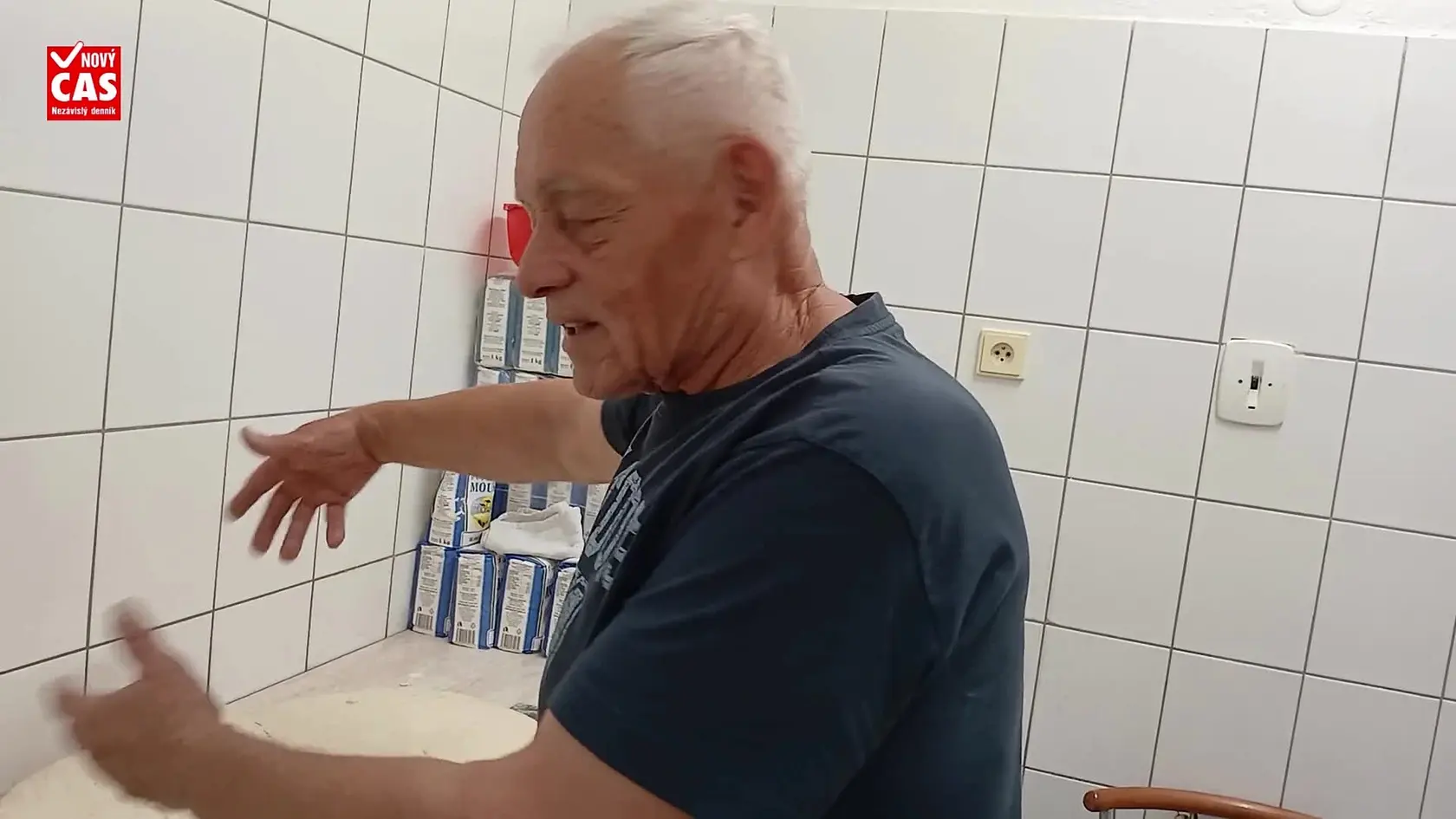 Najlepšie langoše pečie dôchodca! Juraj Zsemlye(75) má stánok na kúpalisku vo Veľkom Mederi. Počas letnej sezóny príde každé ráno do práce, zamiesi cesto a večer ide domov. Deň čo deň, počas niekoľkých mesiacov. Do rodinného remesla zaúča aj vnuka. Denne upečie aj 500 kusov.