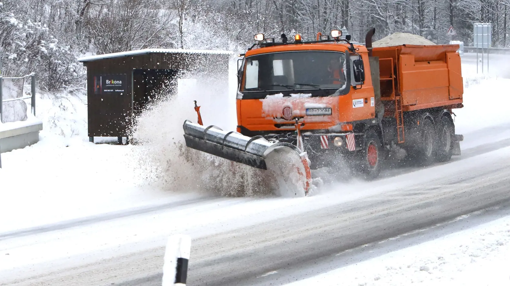 Na snímke snežný pluh odhŕňa sneh po rannom snežení na horskom priechode Donovaly pri Banskej Bystrici v utorok 28. novembra 2023. FOTO TASR - Ján Krošlák