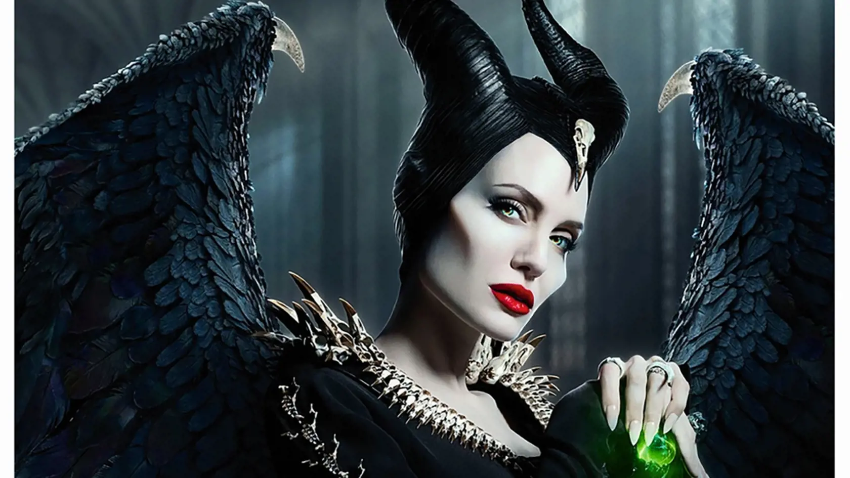 Krásna Angelina sa prevtelila do ikonickej zápornej hrdinky z Disneyho slávnej animovanej Šípkovej Ruženky. Čo poviete, pristane jej aj takýto vzhľad?