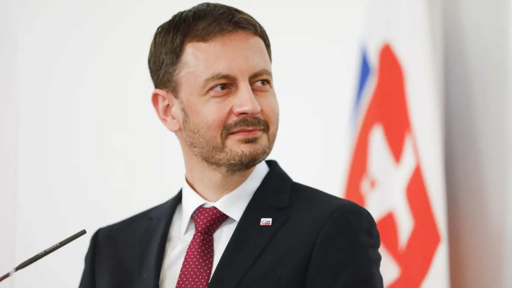 KK5 Viedeň - Slovenský premiér Eduard Heger sa usmieva počas tlačovej konferencie s rakúskym kancelárom Sebastianom Kurzom vo Viedni v utorok 4. mája 2021. FOTO TASR/AP 

Slovakian Prime Minister Eduard Heger smiles towards Austrian Chancellor Sebastian Kurz who speaks during a news conference about the outcome of their business meeting in Vienna, Austria, Tuesday, May 4, 2021. (AP Photo/Lisa Leutner)