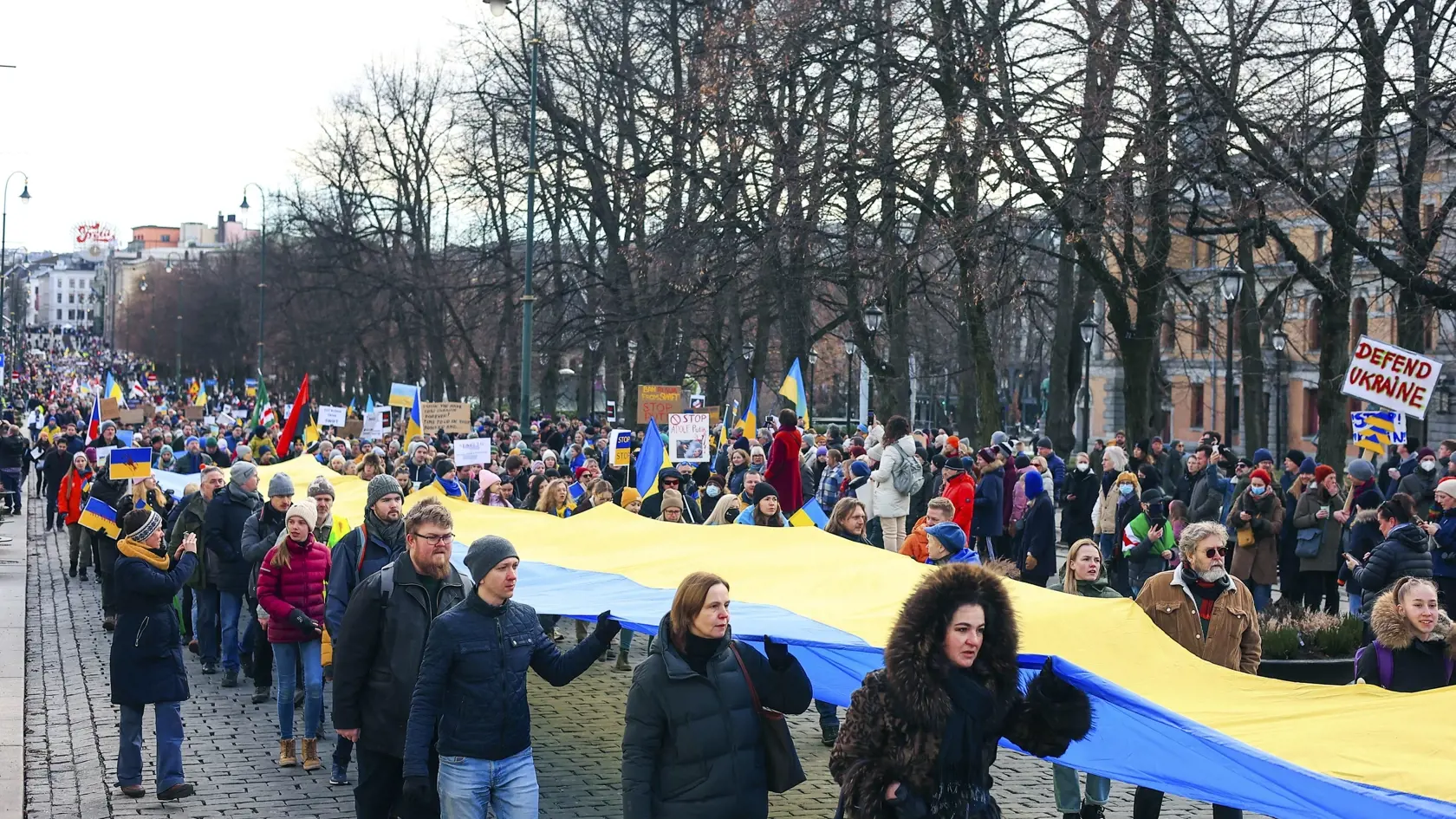 KK59 Oslo - Ľudia nesú obrovskú ukrajinskú vlajku počas protestu na podporu Ukrajiny v Osle 26. februára 2022. Ruský prezident Vladimir Putin vo štvrtok oznámil, že rozhodol o uskutočnení špeciálnej vojenskej operácie vo východnej časti Ukrajiny. Putin takisto varoval ďalšie krajiny, že akýkoľvek pokus o zasahovanie do krokov Ruska bude viesť k následkom. FOTO TASR/AP
People hold a giant Ukrainian flag during a demonstration in support of Ukraine, in front of the Norwegian Parliament in Oslo, Sa