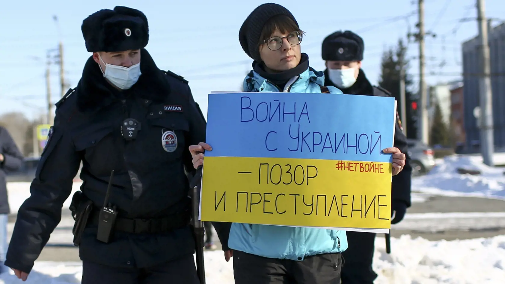 KK76 Moskva - Policajti zatýkajú ženu počas akcie proti ruskému útoku na Ukrajinu, v Moskve 27. februára 2022. Pouličné protesty proti vojne na Ukrajine sa v Moskve, Petrohrade a ďalších ruských mestách obnovili aj v sobotu, pričom ľudia vyšli do ulíc i napriek masovému zatýkaniu vo štvrtok a piatok. FOTO TASR/AP
Police detain a demonstrator with a poster which reads "The war with Ukraine is a shame and a crime" during an action against Russia's attack on Ukraine in Omsk, Russia, Sunday, Feb. 27