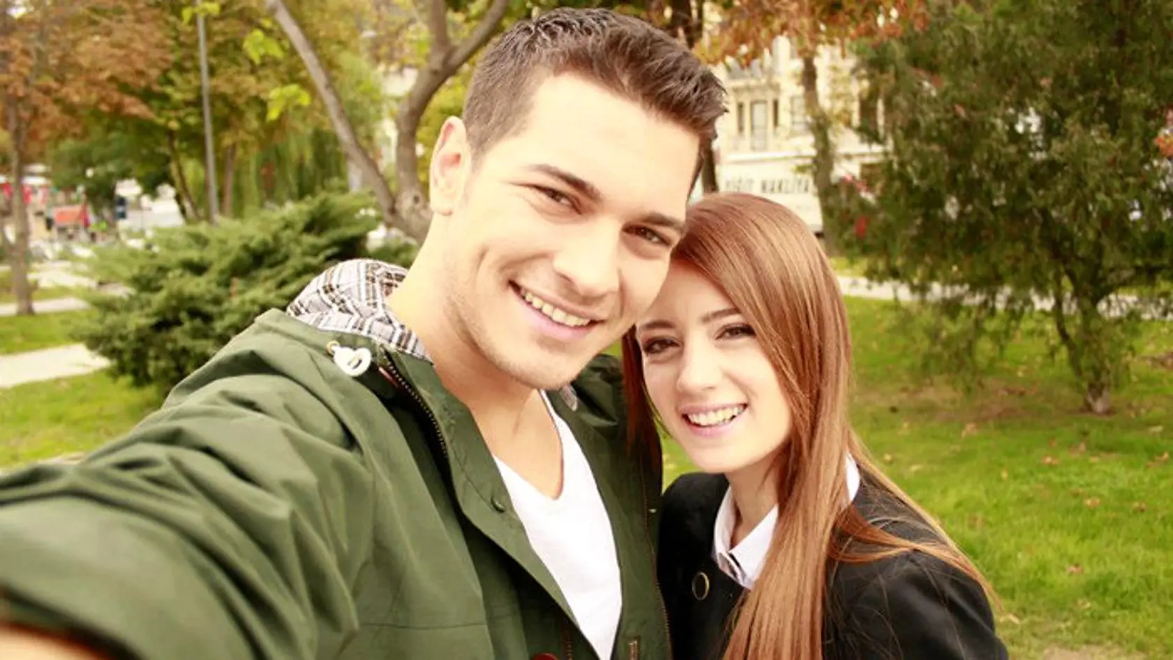 Gizem Karaca s Emirom zo seriálu Feriha.