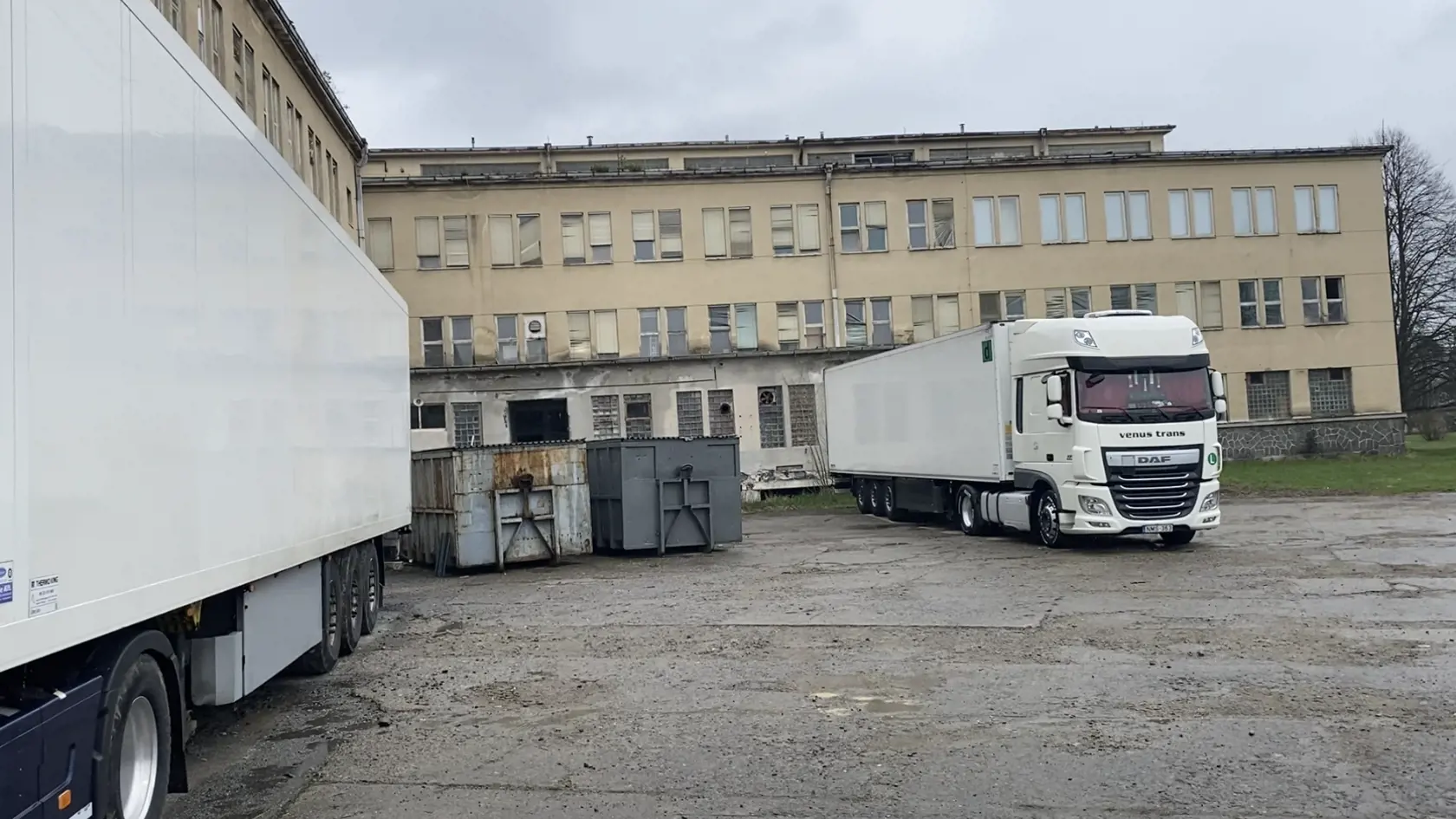 Maďarské kamióny od pondelka parkujú v areáli podniku Imuna Šarišské Michaľany. Prišli si po celú zásielku 37 paliet vakcín Sputnik V, riaditeľ farmaceutickej firmy im ju odmieta vydať, lebo na to nedostal od kompetentných vrcholných predstaviteľov štátu pokyn.