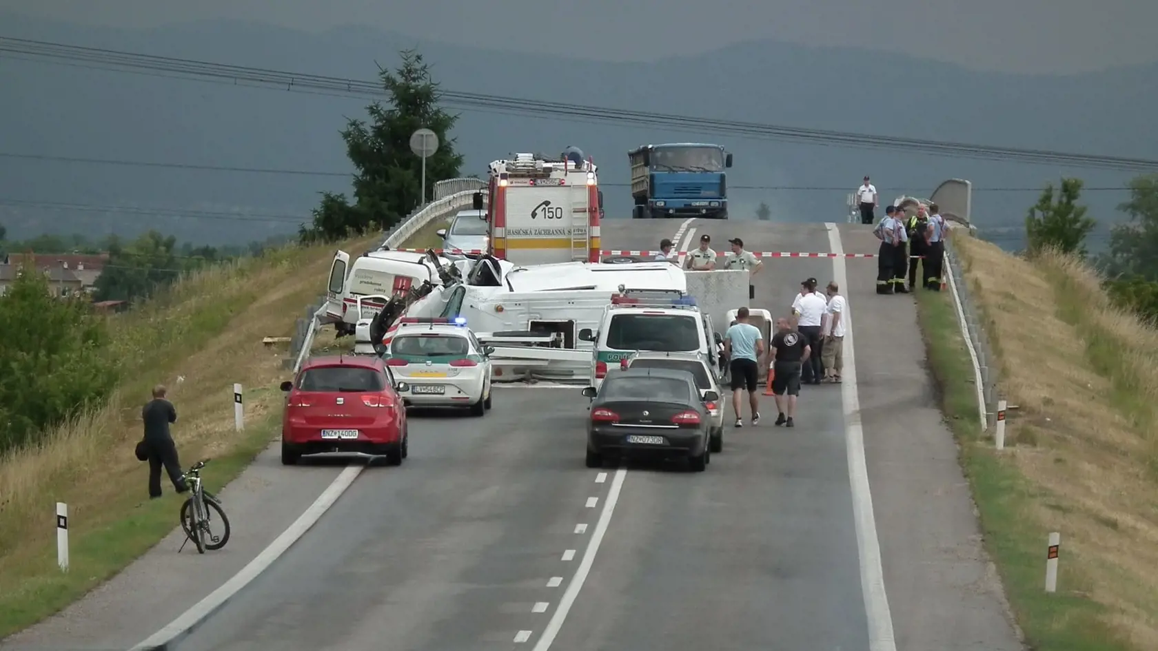 Pre tragickú nehodu uzavrela polícia úsek cesty na niekoľko hodín.
