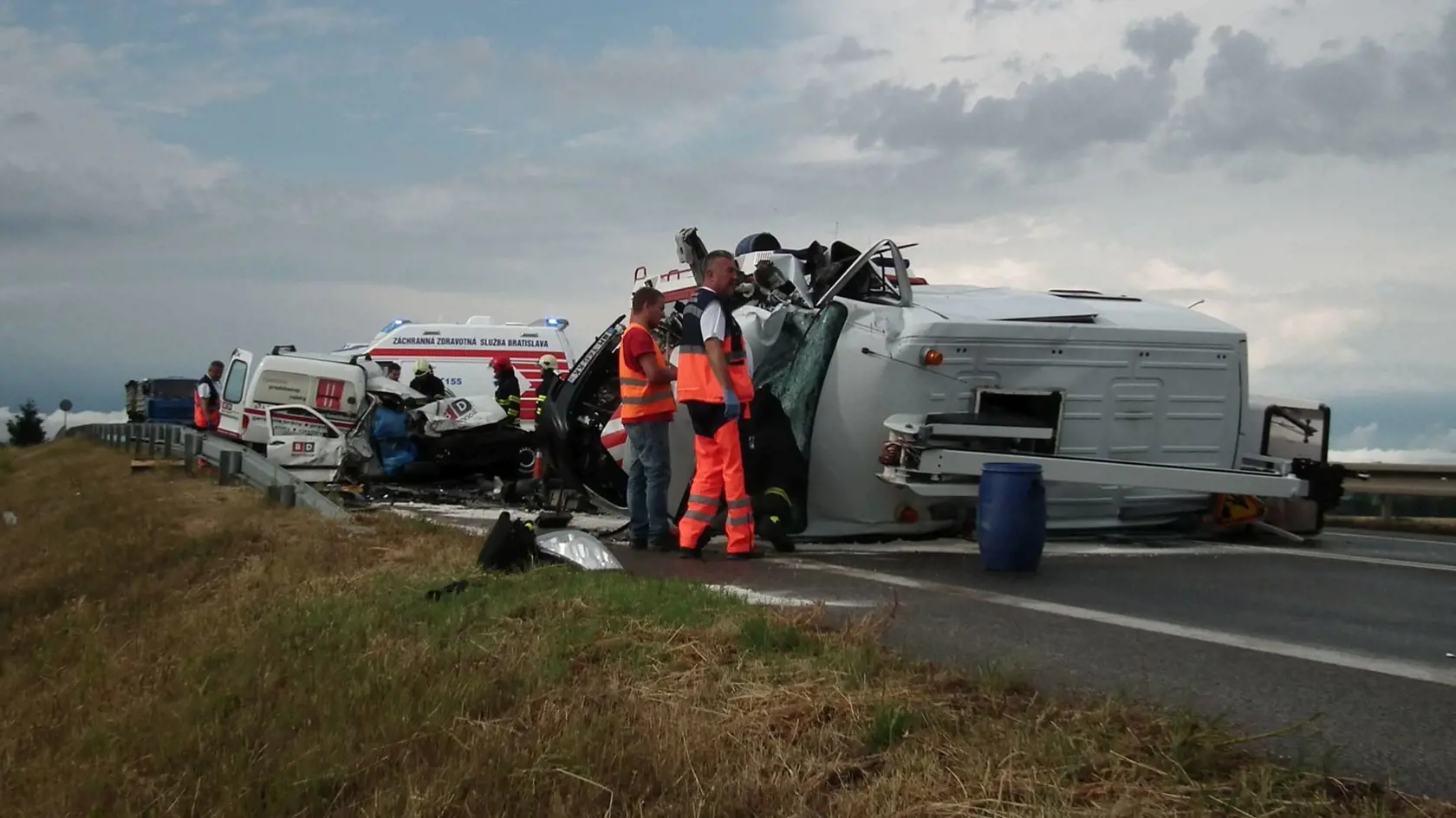 Mladý vodič (30, vľavo) z Renaultu pred jazdou podľa dychovej skúšky alkohol nepil.