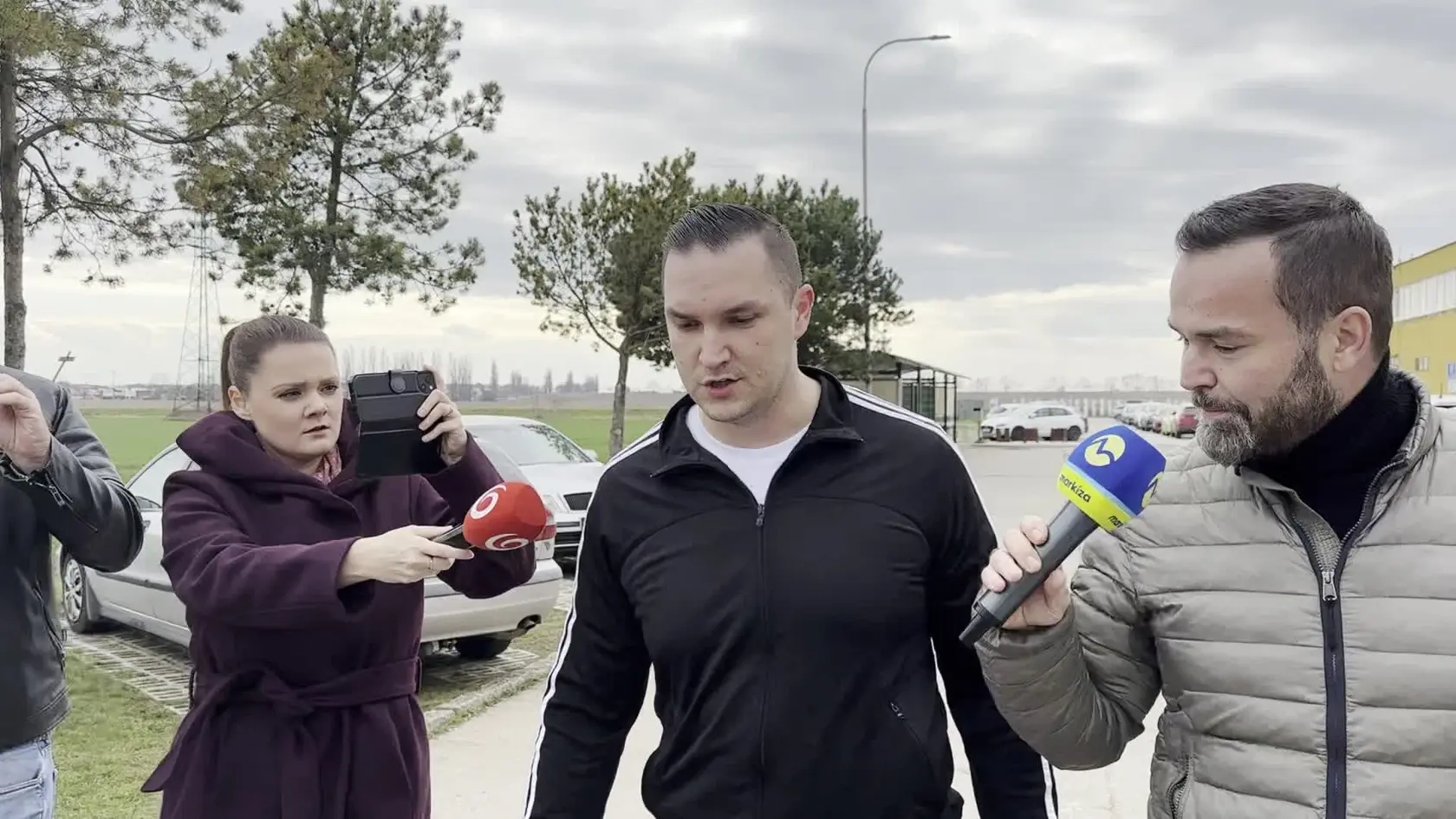 Okresný súd (OS) Trnava v stredu podmienečne prepustil z výkonu trestu Juraja Hossua, ktorého v roku 2019 odsúdili na deväťročný trest za zabitie Filipínca Henryho Acordu v Bratislave.