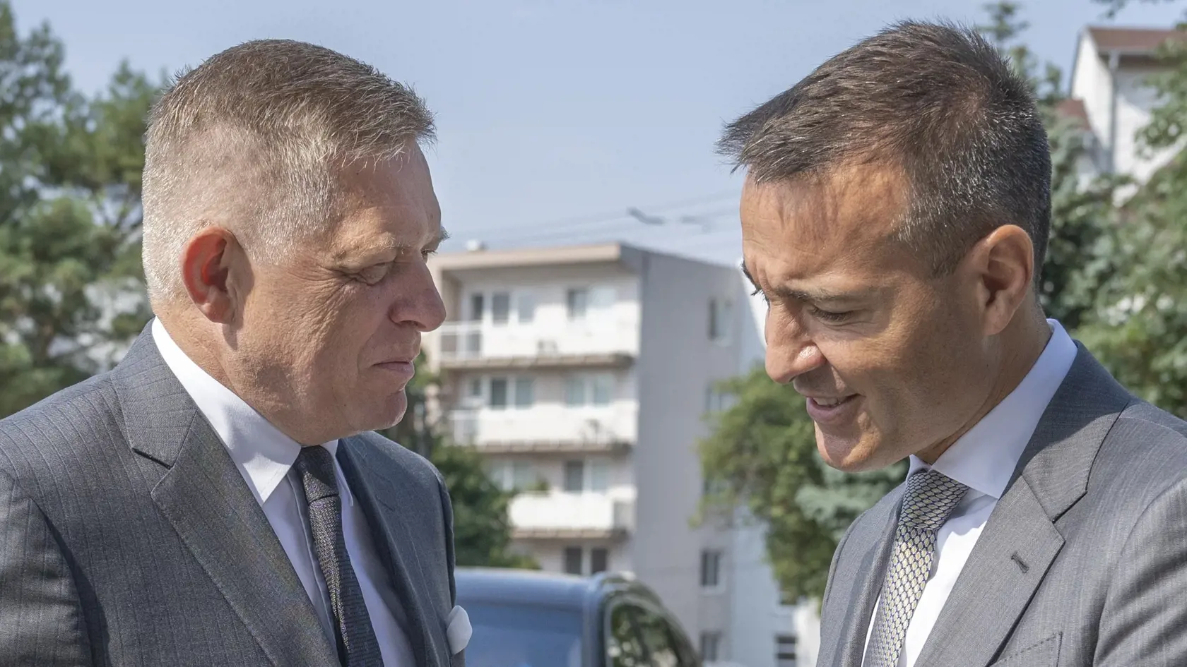 Robert Fico (Smer-SD) a Tomáš Drucker (Hlas-SD) počas návštevy Ministerstva školstva.