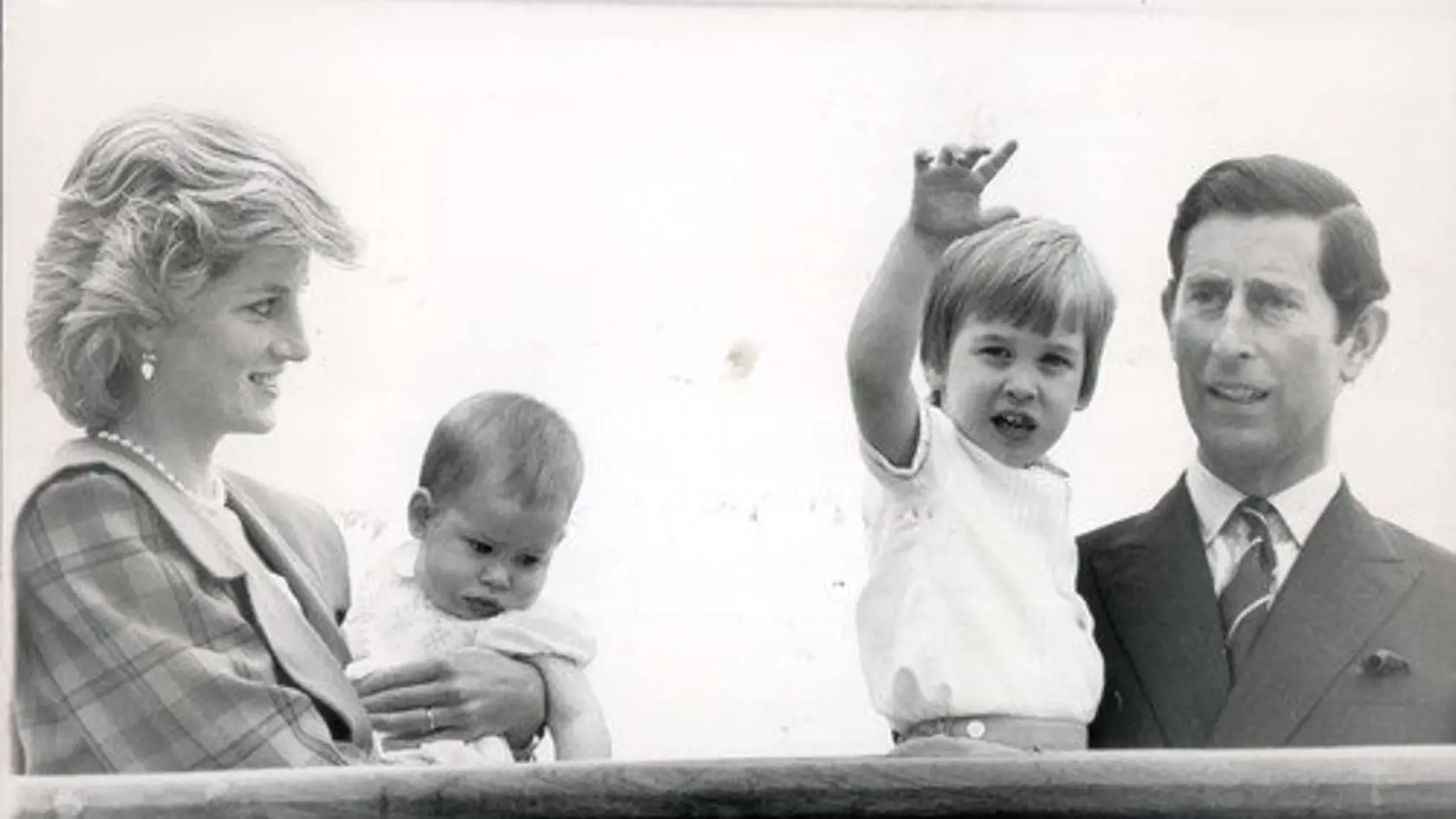 Princezná Diana s Harrym v náručí.