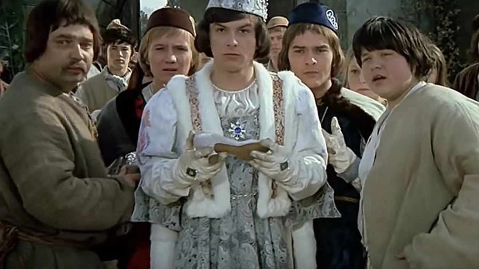 Pre rozprávku bolo ušitých 80 originálnych kostýmov, ktoré vytvoril výtvarník Theodor Pištěk.