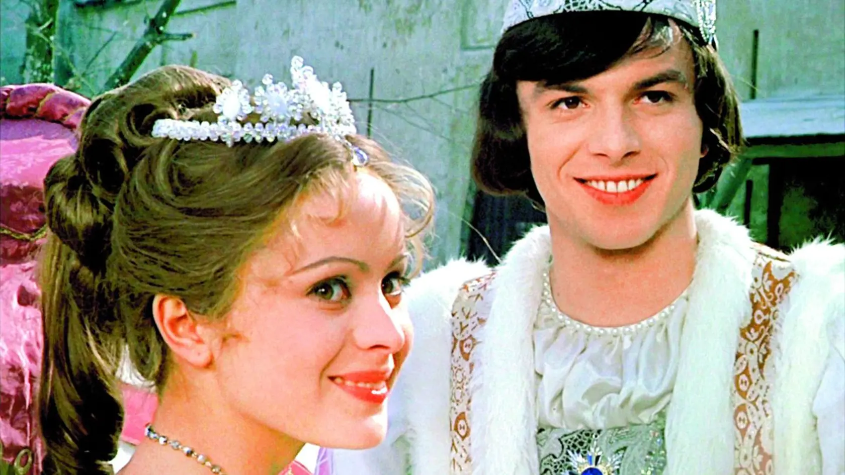 Popoluška a princ sa ani raz vo filme nepobozkali, čo nebýva v rozprávkach zvykom.