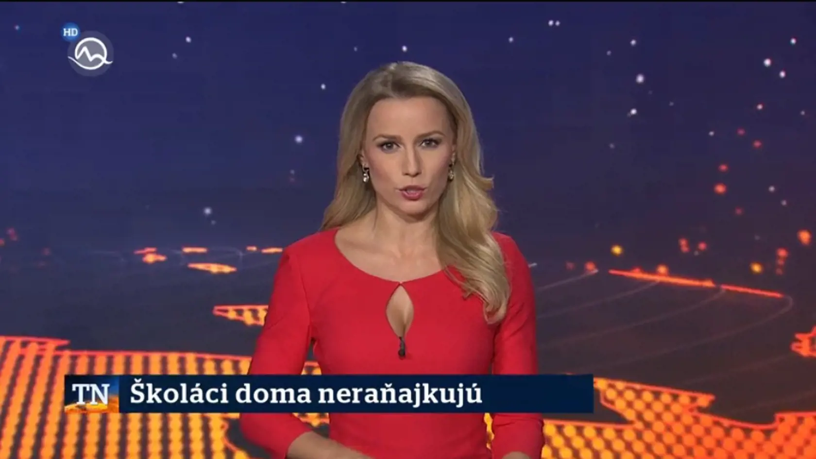 Pietrová mala v sobotných Televíznych novinách poriadne odvážne tričko. Diváci tak mohli cez otvor vidieť jej poriadne nadupané prsia.