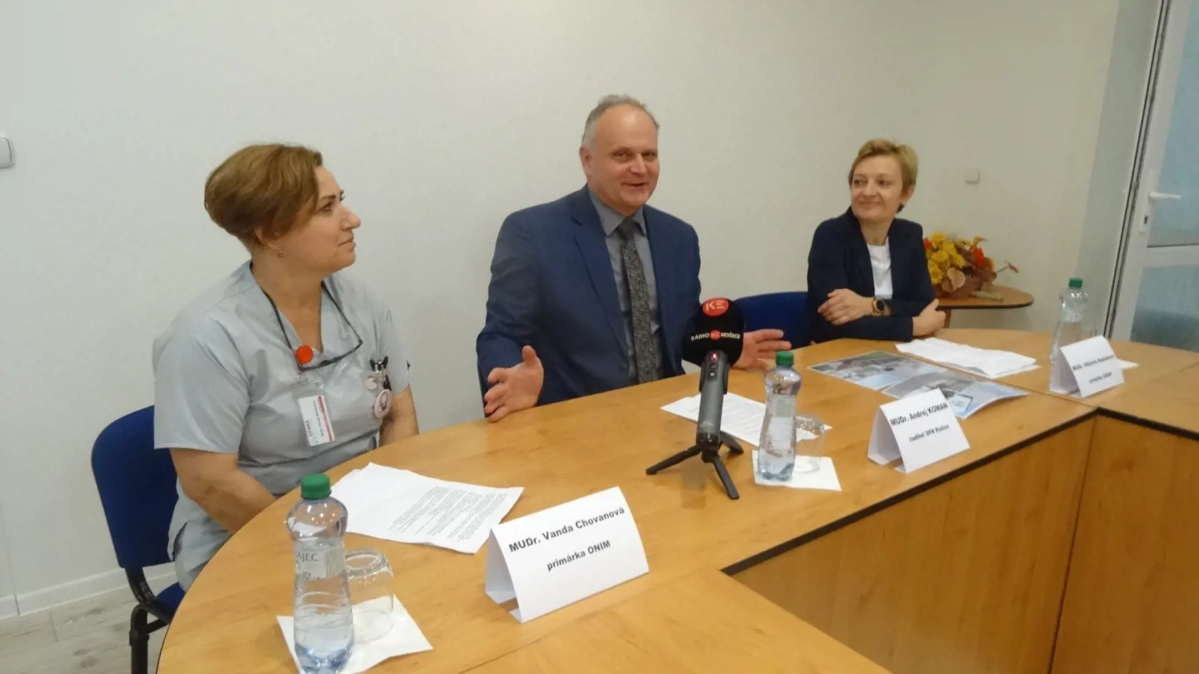 Riaditeľ nemocnice Andrej Koman. A primárky Oddelenia detskej onkológie a hematológie Viktória Halušková (vpravo) a šéfka Oddelenia neonatologickej intenzívnej medicíny Vanda Chovanová.